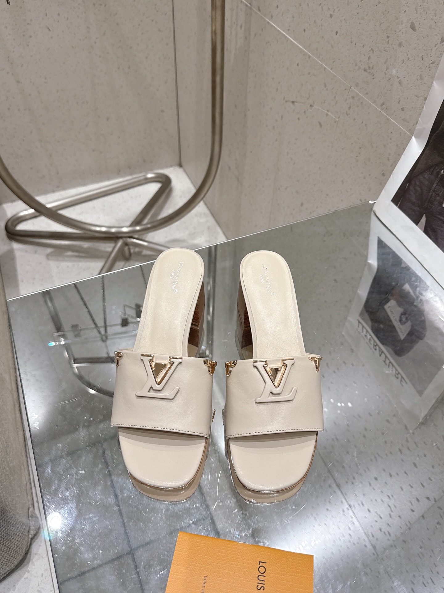 NO:787121,Purchasing agent level!  Fully packaged LV Mare mules have an elegant design with exquisite decorative embellishments. The smooth calfskin upper strap is marked with a partially leather-covered LV monogram accent, and gold-toned Monogram floral ornaments are embellished on the sides. This shoe has a low heel design, which is both feminine and easy to wear. Material calfskin Lining: Sheepskin Foot: Sheepskin Outsole Genuine leather Outsole Heel high flat/4.5CM Shoe size:  35-42 (40.41.42 custom-made, non-refundable), slippers, louis vuitton, slippers, cowhide, sheepskin, Leather soles19860909代购级！全配套包装 LV Mare 穆勒鞋的优雅设计配以精致的装饰点缀.光滑小牛皮的鞋面带上标有部分皮革覆盖的 LV 字母标识配饰,两侧点缀有金色调的 Monogram 花卉装饰品.此款鞋款采用低跟设计,既显女性气质又便于穿着. 材料小牛皮 内里: 羊皮 垫脚:羊皮 大底真皮大底 跟高平底/4.5CM 鞋码: 35-42(40.41.42定做不退换),拖鞋,louis vuitton,slippers,cowhide,sheepskin,Leather soles,Women's Shoes