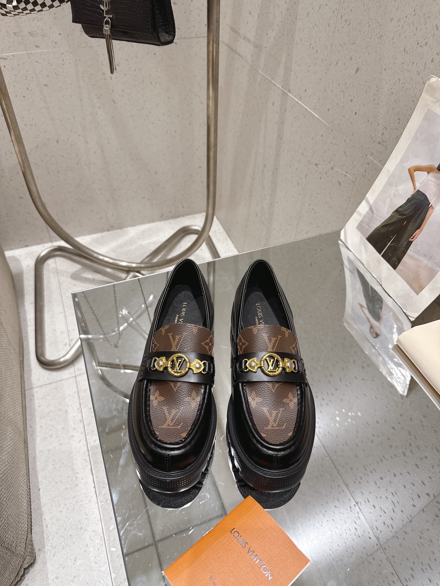 NO:787111,Purchasing agent level!  Fully packaged First private film 1:1 development perfectly presented This elegant District loafer features a shiny calfskin and Monogram canvas upper, giving it a unique touch. The design is combined with a front strip decorated with gold metallic LV circles. This sophisticated masculine style model is equipped with a sturdy lightweight rubber sole for all-day comfort. Material cowhide Lining: Imported sheepskin Foot pad: Sheepskin Outsole: Original outsole Shoe size:  35-41 (40.41 custom-made, non-refundable), loafers, louis vuitton, loafers, cowhide, sheepskin19860909代购级！全配套包装 首家私膜1:1开发完美呈现 这款优雅的District乐福鞋采用闪亮的小牛皮和Monogram帆布鞋面,给人一种独特的触感.该设计结合了带有金色金属LV圆圈装饰的前条.这款精致的男性风格模型配有坚固的轻质橡胶鞋底,全天都能提供舒适感. 材料牛皮 内里: 进口羊皮 垫脚: 羊皮 大底: 原版大底 鞋码: 35-41(40.41定做不退换),乐福鞋,louis vuitton,loafers,cowhide,sheepskin,Women's Shoes