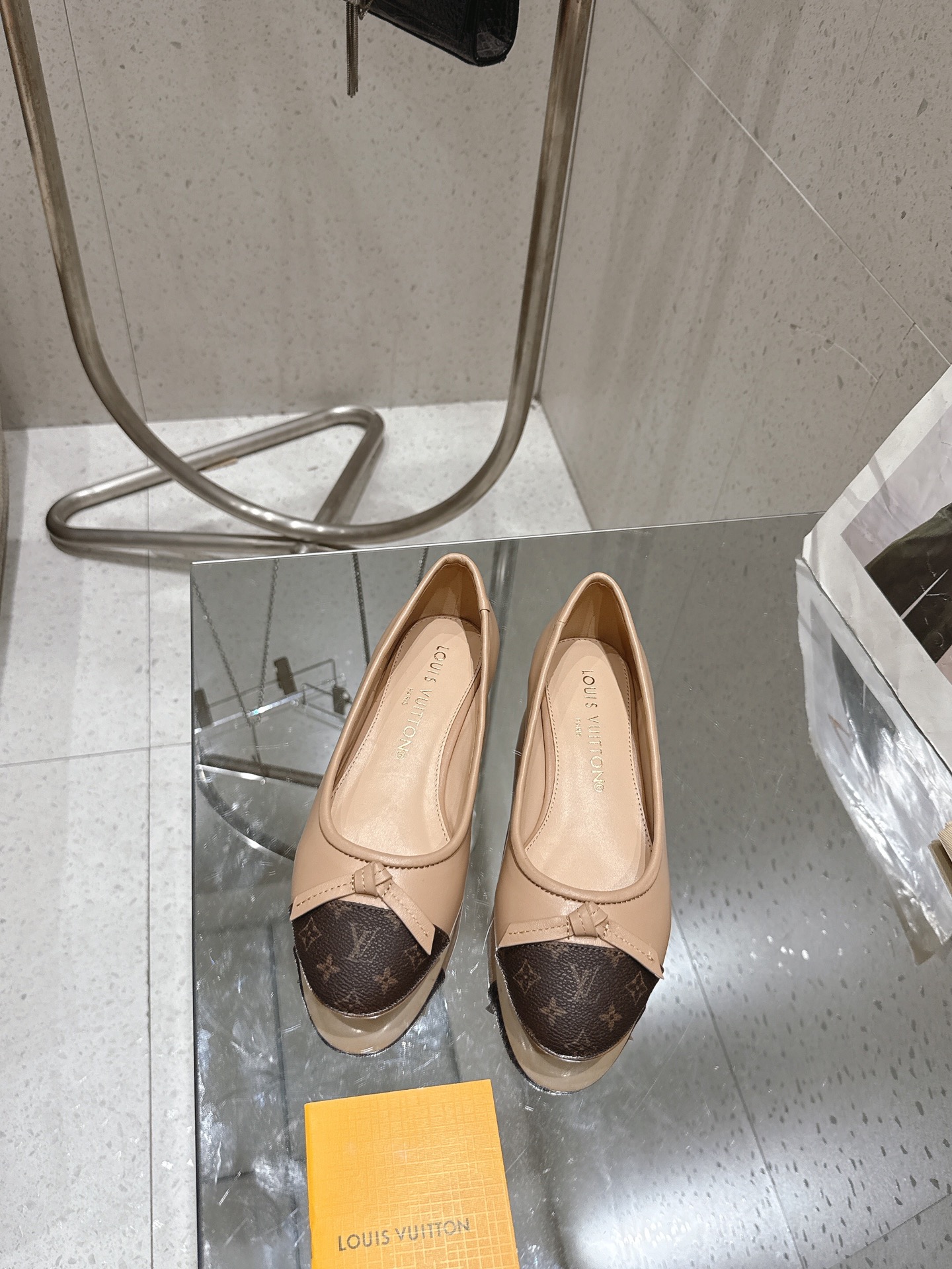 NO:787114,LV's new 26Ss spring new Louis Vuitton LV  Outsole Italian genuine leather outsole Heel height: flat Shoe size: 35-41 (40 41 customized, non-returnable), single shoes, louis vuitton, louis vuitton, cowhide, sheepskin, sheep, Leather soles19860909LV新款26Ss春季新款Louis Vuitton LV X TM DARLING 顶级版本 这款芭蕾舞鞋采用小羊皮制作,触感格外柔软、细腻.鞋面上,字母组合牛皮材质的鞋头与主体形成鲜明对比,搭配精致的蝴蝶结,别具特色.作为经典圆头芭蕾舞鞋的升级版,这款女鞋兼具实用性与舒适性.  鞋面羊猄皮/小牛皮 内里: 羊皮内里 大底意大利真皮大底 跟高: 平底 鞋码: 35-41（ 40 41定做不退换）,单鞋,louis vuitton,louis vuitton,cowhide,sheepskin,sheep,Leather soles,Women's Shoes