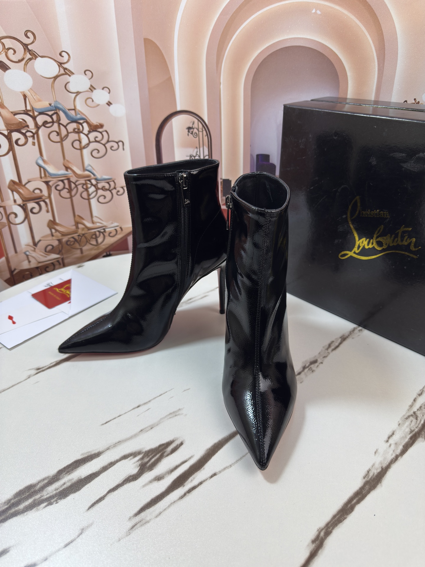 NO:679090,◣ CL buckle short boots ◢ Size 34-35-36-37-38-39-40-4142-43 (34.35.40.41.42.43 custom-made, non-refundable) Patent leather upper Heel height 10CM Classic red leather outsole, boots, christian louboutin, boots, Leather soles19860909◣ CL扣短靴◢ 码数34-35-36-37-38-39-40-4142 －43（34.35.40.41.42.43订做不退换） 鞋面漆皮 跟高10CM 鞋底经典红色真皮大底,靴子,christian louboutin,boots,Leather soles,Women's Shoes