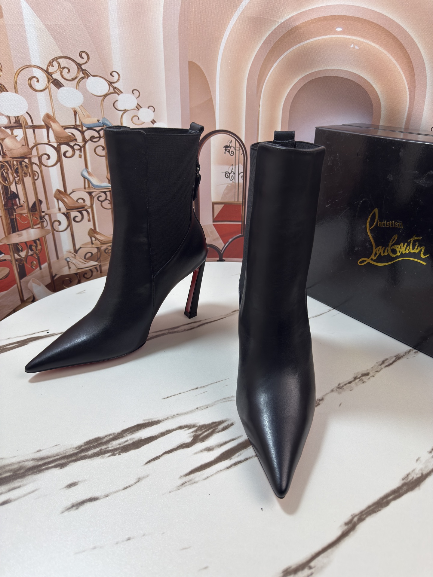 NO:679102,◣ Banana heel short boots ◢ Size 34-35-36-37-38-39-40-4142-43 (34.35.40.41.42.43 custom-made, non-returnable) Upper cowhide Heel height 10CM Classic red leather outsole, boots, christian louboutin, boots, cowhide, Leather soles19860909◣ 香蕉跟短靴◢ 码数34-35-36-37-38-39-40-4142 －43（34.35.40.41.42.43订做不退换） 鞋面牛皮 跟高10CM 鞋底经典红色真皮大底,靴子,christian louboutin,boots,cowhide,Leather soles,Women's Shoes