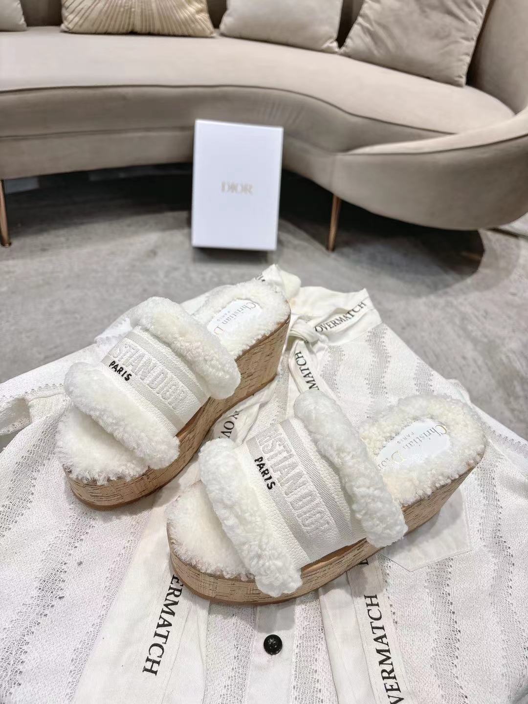 Dior 迪奥 Dior 2025 春夏新款 Dway 果冻色坡跟女鞋 CD字母logo立体刺绣厚底圆头露趾拼色凉拖鞋