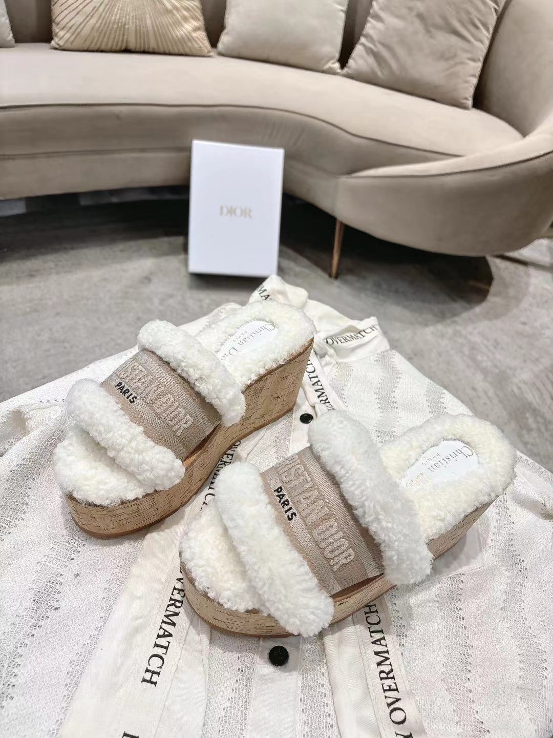 Dior 迪奥 Dior 2025 春夏新款 Dway 果冻色坡跟女鞋 CD字母logo立体刺绣厚底圆头露趾拼色凉拖鞋