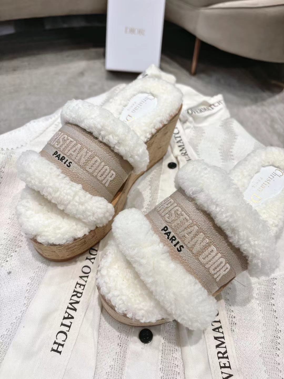 NO:562351,Dior 2025 spring and summer new style Dway jelly color wedge women's shoes CD letter logo three-dimensional embroidery thick-soled round toe open toe color matching sandals Material: imported calfskin upper + water-dyed sheepskin foot lining + original consistent cork combination Tpu outsole 10CM thick sole  size35-41 (40.41. Customized, non-refundable and non-exchangeable), fur shoes and slippers, dior, dior, slippers, cowhide, sheepskin19860909迪奥 Dior 2025 春夏新款 Dway 果冻色坡跟女鞋 CD字母logo立体刺绣厚底圆头露趾拼色凉拖鞋 材质:鞋面进口小牛皮+水染羊皮垫脚内里+原版一致软木组合Tpu大底 底厚10CM size35-41（40.41.定做不退不换）,毛毛鞋拖鞋,dior,dior,slippers,cowhide,sheepskin,Women's Shoes