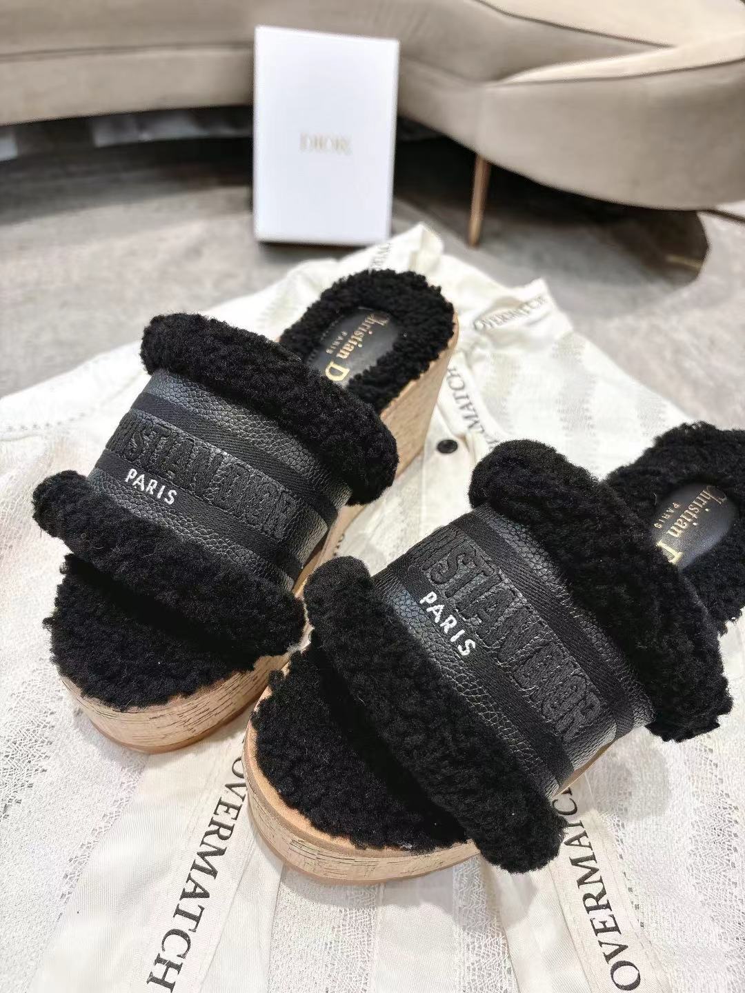 Dior 迪奥 Dior 2025 春夏新款 Dway 果冻色坡跟女鞋 CD字母logo立体刺绣厚底圆头露趾拼色凉拖鞋