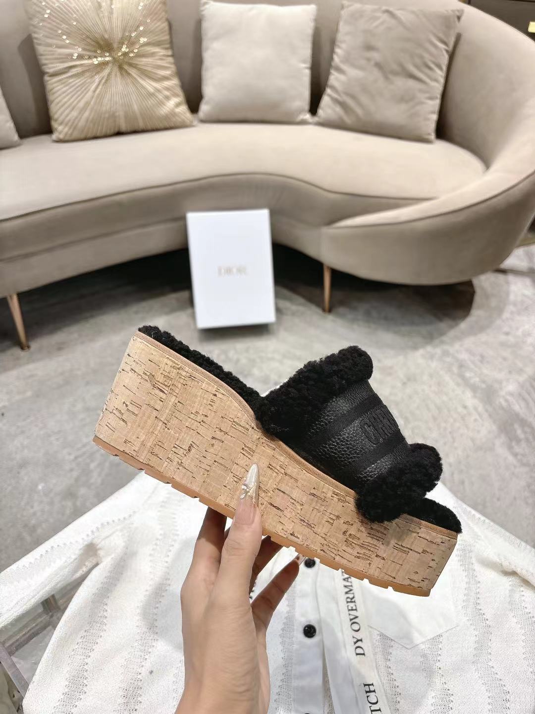 Dior 迪奥 Dior 2025 春夏新款 Dway 果冻色坡跟女鞋 CD字母logo立体刺绣厚底圆头露趾拼色凉拖鞋