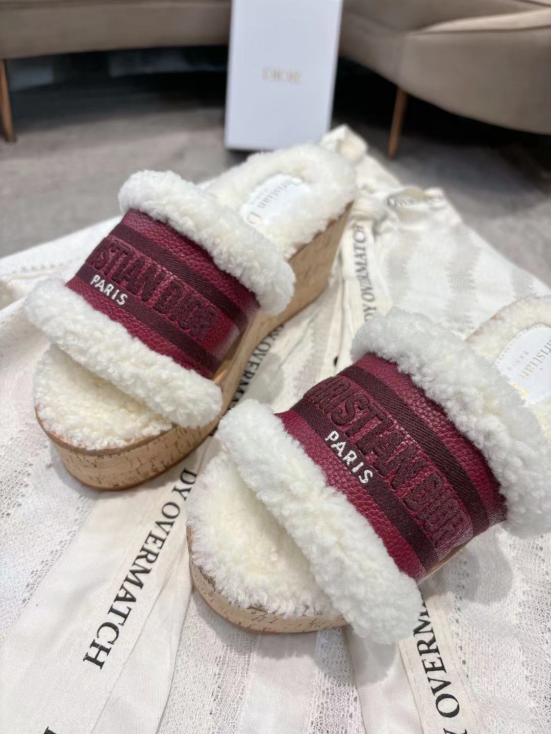 Dior 迪奥 Dior 2025 春夏新款 Dway 果冻色坡跟女鞋 CD字母logo立体刺绣厚底圆头露趾拼色凉拖鞋