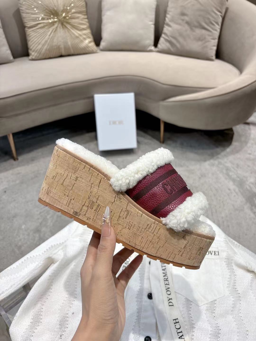 Dior 迪奥 Dior 2025 春夏新款 Dway 果冻色坡跟女鞋 CD字母logo立体刺绣厚底圆头露趾拼色凉拖鞋