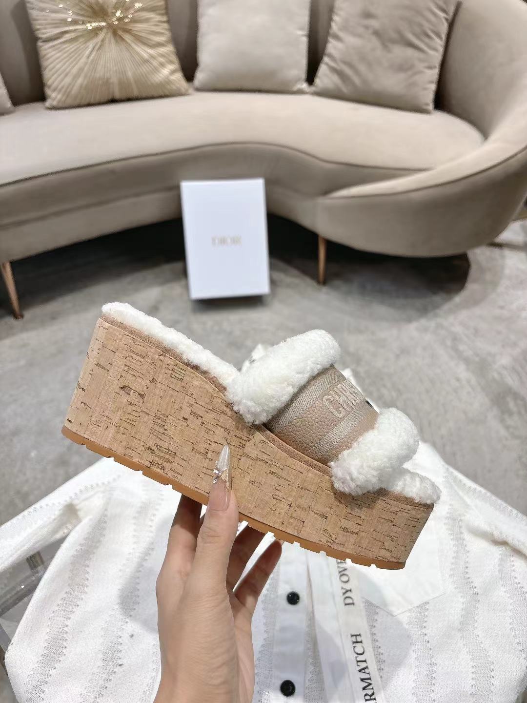 Dior 迪奥 Dior 2025 春夏新款 Dway 果冻色坡跟女鞋 CD字母logo立体刺绣厚底圆头露趾拼色凉拖鞋