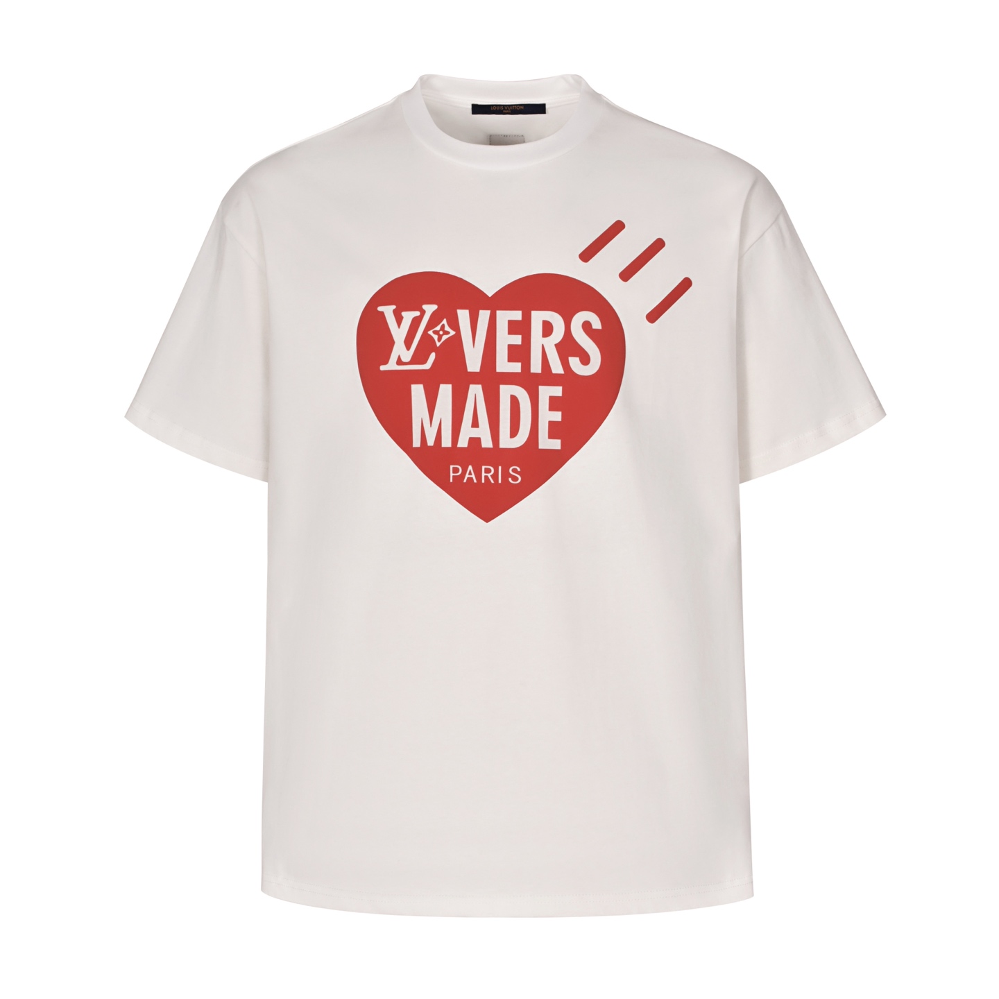 NO:135552,[Exclusive supply] 1v 25SS Red Love Short Sleeve VIC Limited Edition is purchased from 5,300 yuan, using 16S linen cotton gram weight 230G, paired with 32s double yarn 1*1 thread, fabric threads are dyed in the same cylinder. The front letter pattern printing was scanned by computer to develop printing film, all details are greatly restored, and the spacing between letters is the same size. It is made of silk screen printing composite, and the same color paste is adjusted according to the original color special, and the permeable flat screen printing is used. The pigment penetrates into the fibers of the fabric. The viscosity of the color paste must be moderately matched, which is conducive to the uniform paste of the fabric and smooth pattern. size S M L,,T-shirt,alexander wang19860909【独家供应】 1v 25SS红爱心短袖 VIC限定款原5,300购入,采用16S麻棉克重230G ,搭配32s双纱1*1螺纹,面料螺纹同缸定染.前幅字母图案印花由电脑扫描开发印花菲林,所有细节间距都极大的还原,字母行距间大小一致.采用丝网印花复合打造,根据原色特调同色胶浆材质,采用渗透水性平网印花,颜料渗透到织物的纤维中,色浆粘度要调配适中,有利织物得浆均匀,花纹光洁. size S M L,,T-shirt,alexander wang,Men's clothing