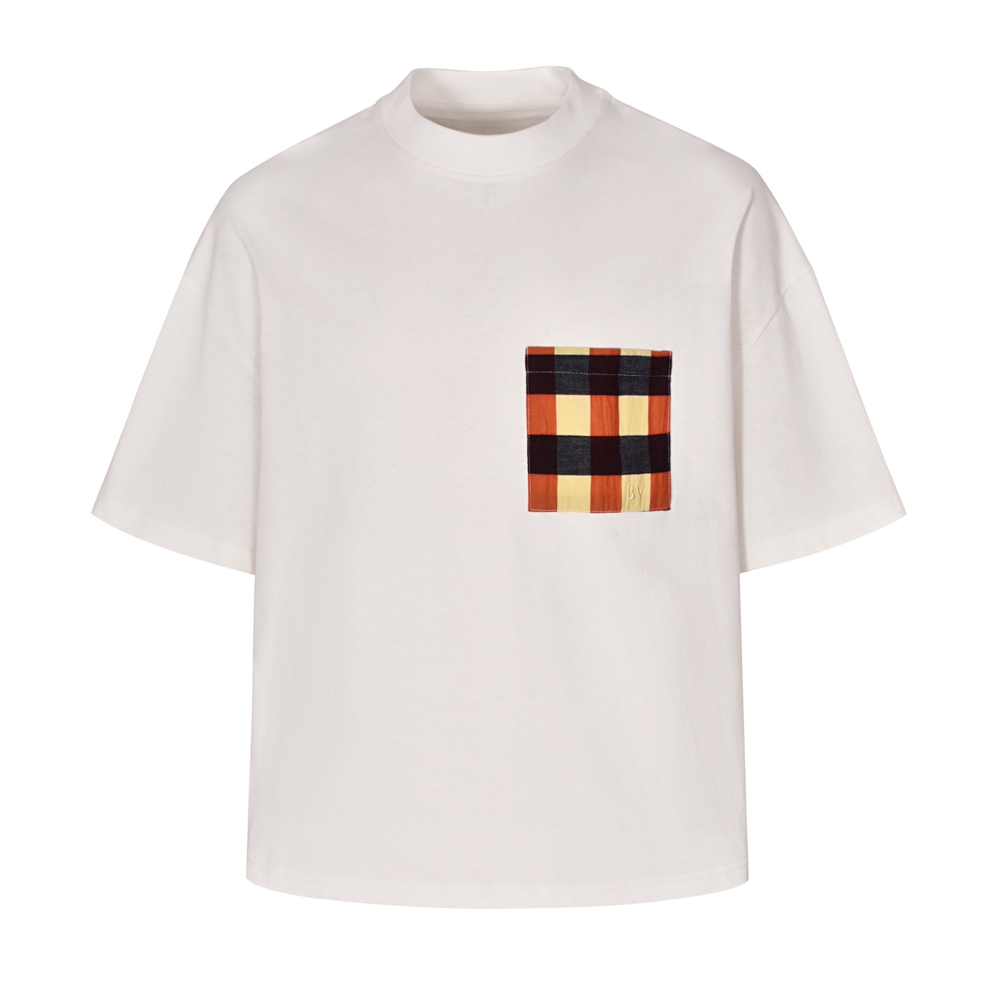 NO:135558,【Exclusive supply】BV 25SS new pocket color-blocking short sleeves (white) The fabric is made of 26 high-density double yarn jersey 220 grams of cotton, 21 double yarn 1*1 rib 380 grams of cotton. This model is oversize style, the whole body is looser and gives people a fashionable and casual slack feeling. Pocket embroidery machine imported from Berlinga multi-head embroidery machine embroidery This embroidery thread color is matte on the surface after being illuminated by light source. The inner side of the shoulder is fixed and dyed green gray pure cotton lining according to the original crafts flat car one layer of patch fabric, the back shoulder flat car is an inverted triangle decorative line, and the process is consistent and exclusively customized. size S M L,,bottega veneta,versace,T-shirt,alexander wang19860909【独家供应】 BV 25SS新款口袋拼色短袖（白色） 面料采用26支高密双纱平纹布220克棉,21支双纱1*1罗纹380克棉.此款为oversize版型整件上身较宽松给人一种时尚休闲的松弛感 口袋绣花机台进口百灵达多头式刺绣机台绣花 此款绣花线线色偏哑光表面受光源照射后呈现无亮泽度 肩部内里定织定染绿灰色纯棉里布 根据原版工艺平车一层贴布面料 背面肩部平车一道倒三角装饰线 工艺一致独家定制. size S M L,,bottega veneta,versace,T-shirt,alexander wang,Men's clothing