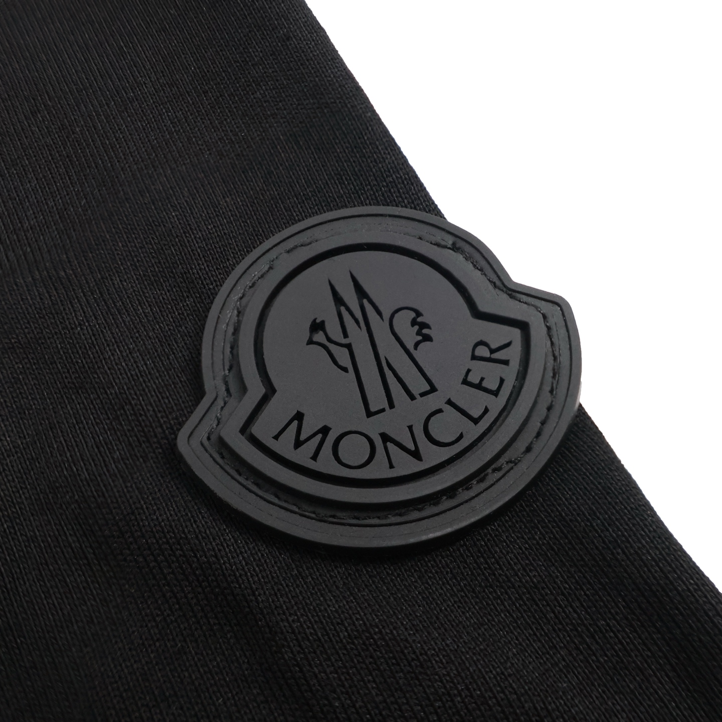 P130【独家供应】
Moncler 蒙口重影标识短袖（黑色）
定制尊享丝光密纺棉 细腻柔软 舒适贴肤 以纯粹的黑色为主色调 Moncler标识印花如繁星点点，厚板印花 利用厚板印胶机 将设计图案转化为可印刷的模板 通过压力将图案逐层印在纺织品上 整个印刷过程需要经过5～6次成型。
Size:S-M-L
