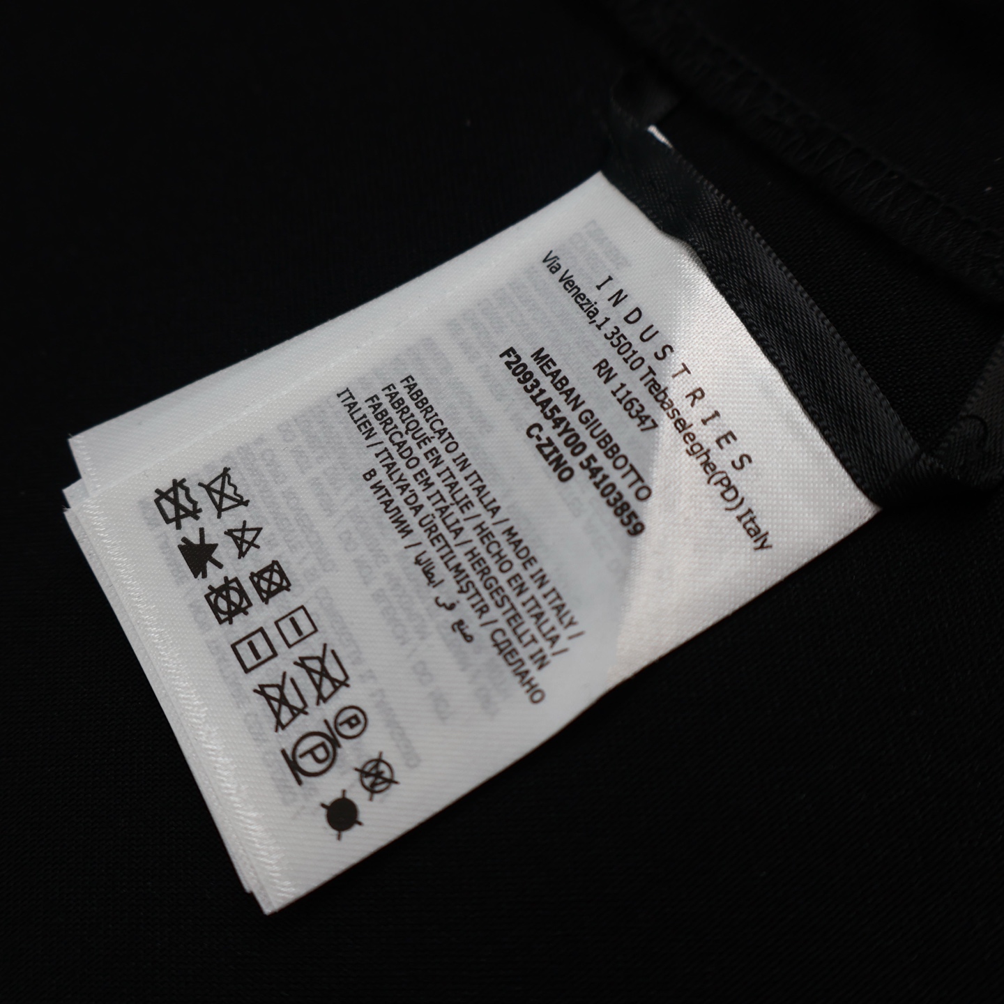 P130【独家供应】
Moncler 蒙口重影标识短袖（黑色）
定制尊享丝光密纺棉 细腻柔软 舒适贴肤 以纯粹的黑色为主色调 Moncler标识印花如繁星点点，厚板印花 利用厚板印胶机 将设计图案转化为可印刷的模板 通过压力将图案逐层印在纺织品上 整个印刷过程需要经过5～6次成型。
Size:S-M-L