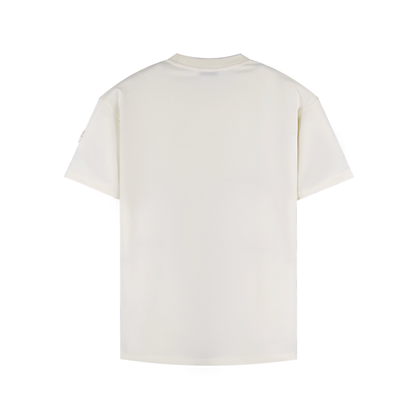 P130【独家供应】
Moncler 蒙口标识短袖（白色）
定制尊享丝光密纺棉 细腻柔软 舒适贴肤 以纯粹的黑色为主色调 Moncler标识印花如繁星点点，厚板印花 利用厚板印胶机 将设计图案转化为可印刷的模板 通过压力将图案逐层印在纺织品上 整个印刷过程需要经过5～6次成型。
Size:S-M-L