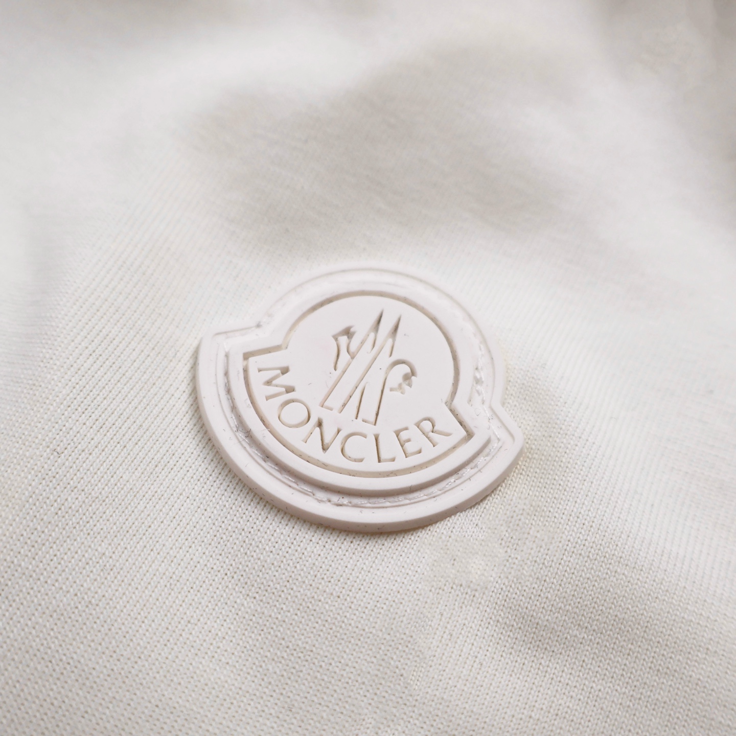 P130【独家供应】
Moncler 蒙口标识短袖（白色）
定制尊享丝光密纺棉 细腻柔软 舒适贴肤 以纯粹的黑色为主色调 Moncler标识印花如繁星点点，厚板印花 利用厚板印胶机 将设计图案转化为可印刷的模板 通过压力将图案逐层印在纺织品上 整个印刷过程需要经过5～6次成型。
Size:S-M-L