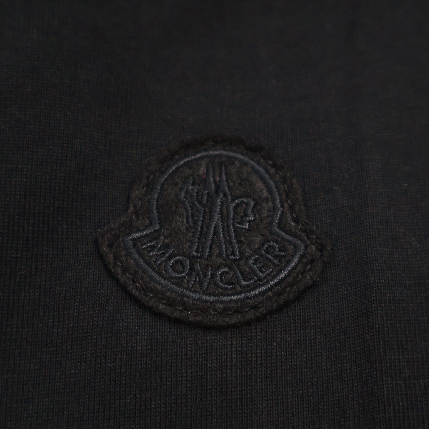 P130【独家供应】
Moncler 蒙口胸章印花短袖（黑色）
原版杭州国专3450购入，面料采用定制天丝摩尔平纹材质，搭配浇洗工艺，印花采用厚板胶浆工艺，定制袖口章仔。定制辅料，做工细节大厂出品。
Size:S-M-L