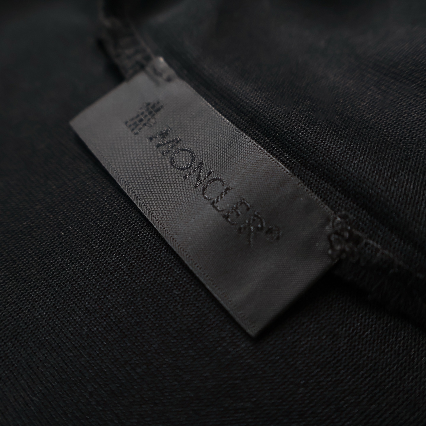 P130【独家供应】
Moncler 蒙口胸章印花短袖（黑色）
原版杭州国专3450购入，面料采用定制天丝摩尔平纹材质，搭配浇洗工艺，印花采用厚板胶浆工艺，定制袖口章仔。定制辅料，做工细节大厂出品。
Size:S-M-L