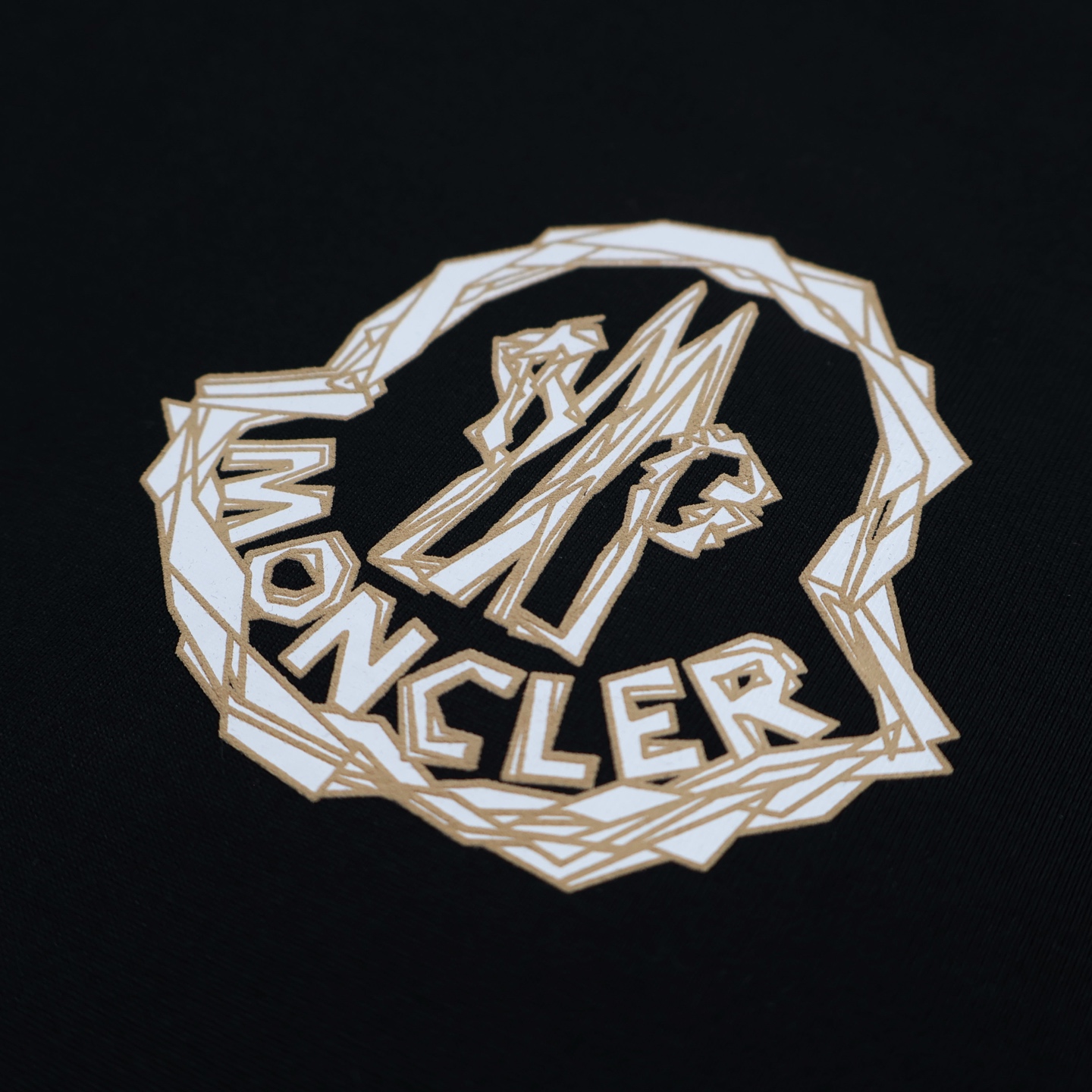 P130【独家供应】
Moncler 蒙口胸章印花短袖（黑色）
原版杭州国专3450购入，面料采用定制天丝摩尔平纹材质，搭配浇洗工艺，印花采用厚板胶浆工艺，定制袖口章仔。定制辅料，做工细节大厂出品。
Size:S-M-L
