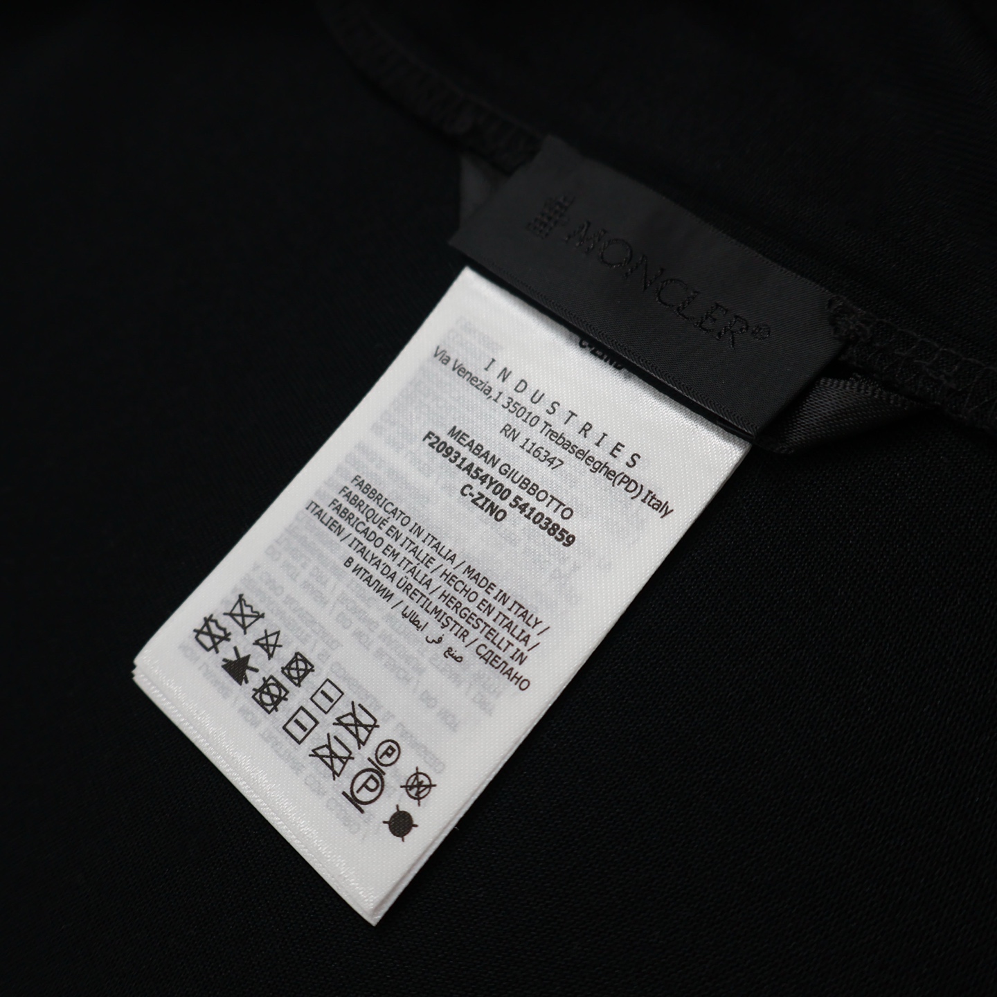 P130【独家供应】
Moncler 蒙口胸章印花短袖（黑色）
原版杭州国专3450购入，面料采用定制天丝摩尔平纹材质，搭配浇洗工艺，印花采用厚板胶浆工艺，定制袖口章仔。定制辅料，做工细节大厂出品。
Size:S-M-L
