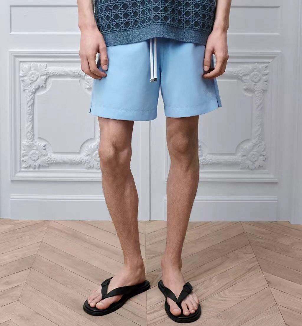 Shorts de playa con efecto de parte superior del cuerpo Dior 26SS de color liso con logo de letra pequeña bordado (azul…