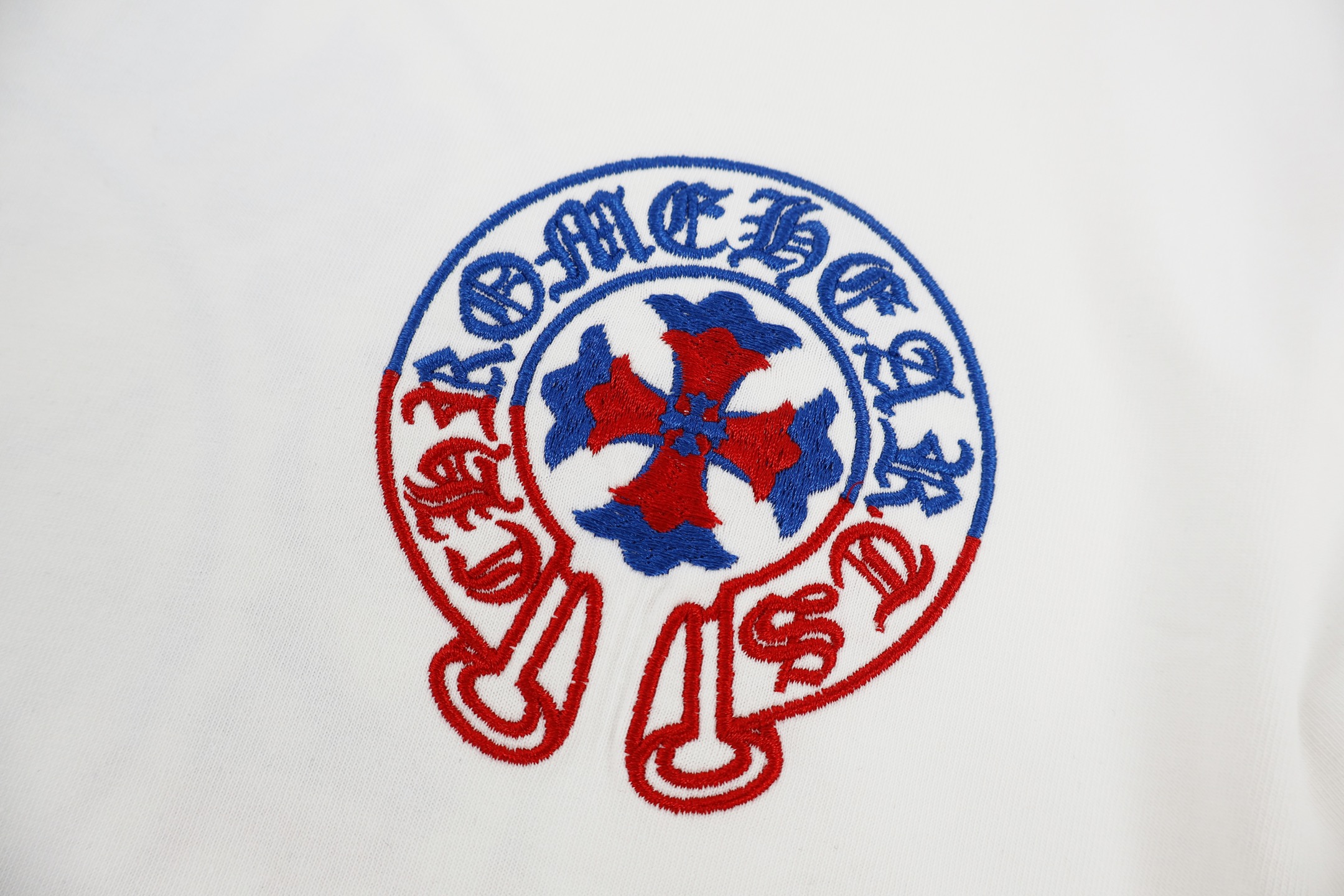 크롬하츠 레드 블루 말굽 자수 남성 반팔 티셔츠 139386 썸네일 이미지