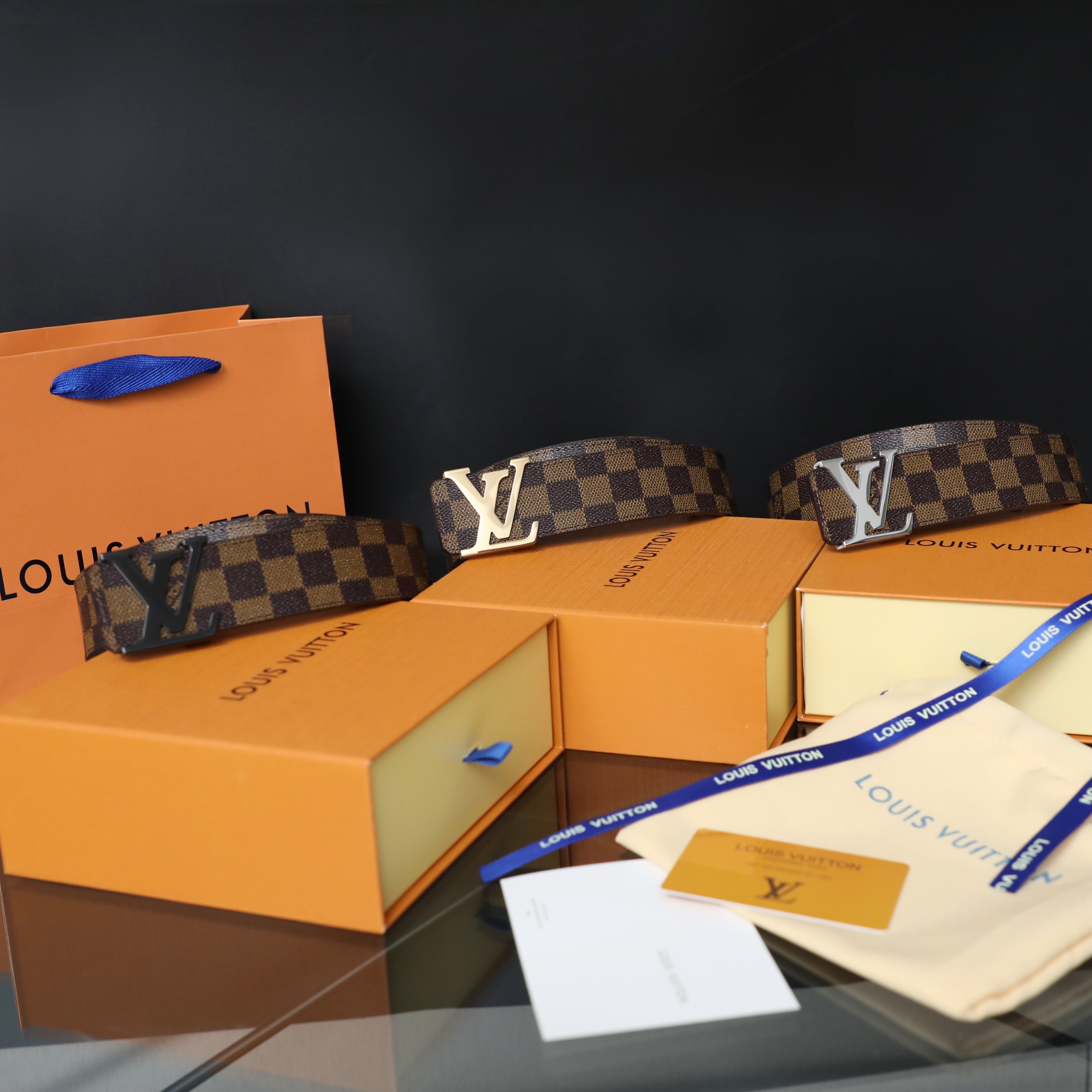 上新 205💰 <顶级版本>
Louis Vuitton/路易威登Lv2023新款皮带真皮腰带
带身：棋盘格棕色纯头层牛皮
品质：带Npc芯片可扫码
扣头：纯铜扣头  三色可选
包装：打孔器，手提袋，发票齐全
尺寸：宽3.8cm 长125cm 可以剪
专柜同等质量，送人自用首选。