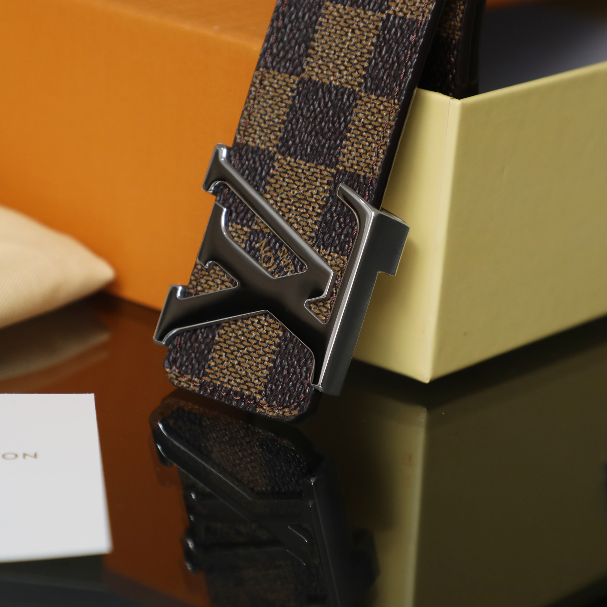 上新 205💰 <顶级版本>
Louis Vuitton/路易威登Lv2023新款皮带真皮腰带
带身：棋盘格棕色纯头层牛皮
品质：带Npc芯片可扫码
扣头：纯铜扣头  三色可选
包装：打孔器，手提袋，发票齐全
尺寸：宽3.8cm 长125cm 可以剪
专柜同等质量，送人自用首选。
