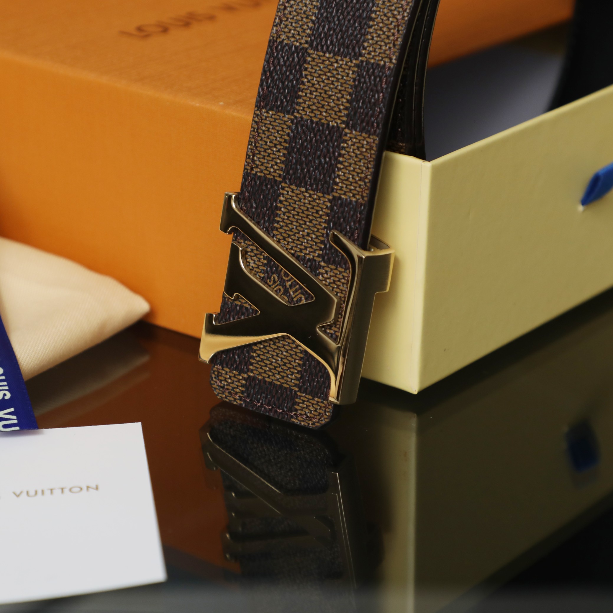 上新 205💰 <顶级版本>
Louis Vuitton/路易威登Lv2023新款皮带真皮腰带
带身：棋盘格棕色纯头层牛皮
品质：带Npc芯片可扫码
扣头：纯铜扣头  三色可选
包装：打孔器，手提袋，发票齐全
尺寸：宽3.8cm 长125cm 可以剪
专柜同等质量，送人自用首选。