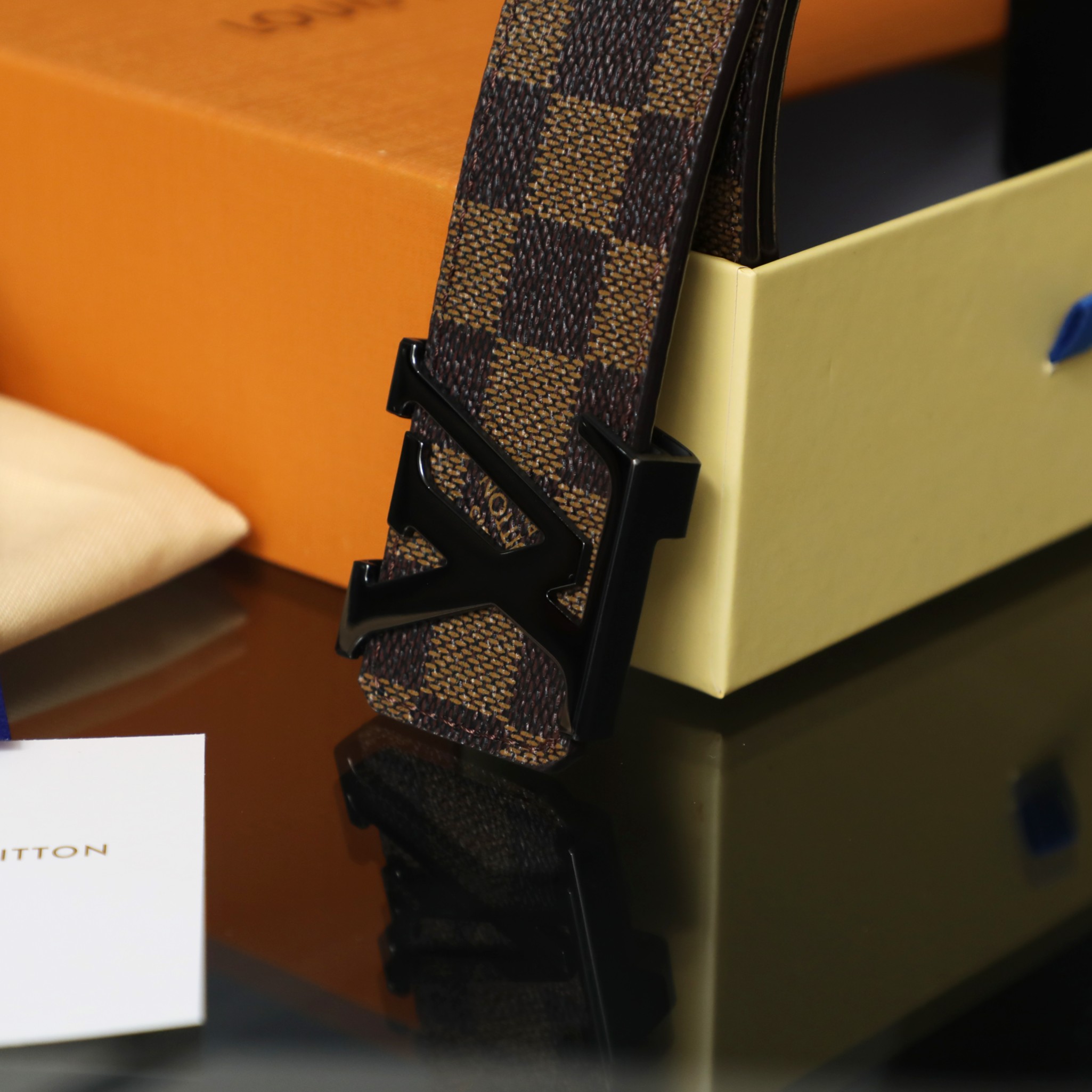 上新 205💰 <顶级版本>
Louis Vuitton/路易威登Lv2023新款皮带真皮腰带
带身：棋盘格棕色纯头层牛皮
品质：带Npc芯片可扫码
扣头：纯铜扣头  三色可选
包装：打孔器，手提袋，发票齐全
尺寸：宽3.8cm 长125cm 可以剪
专柜同等质量，送人自用首选。