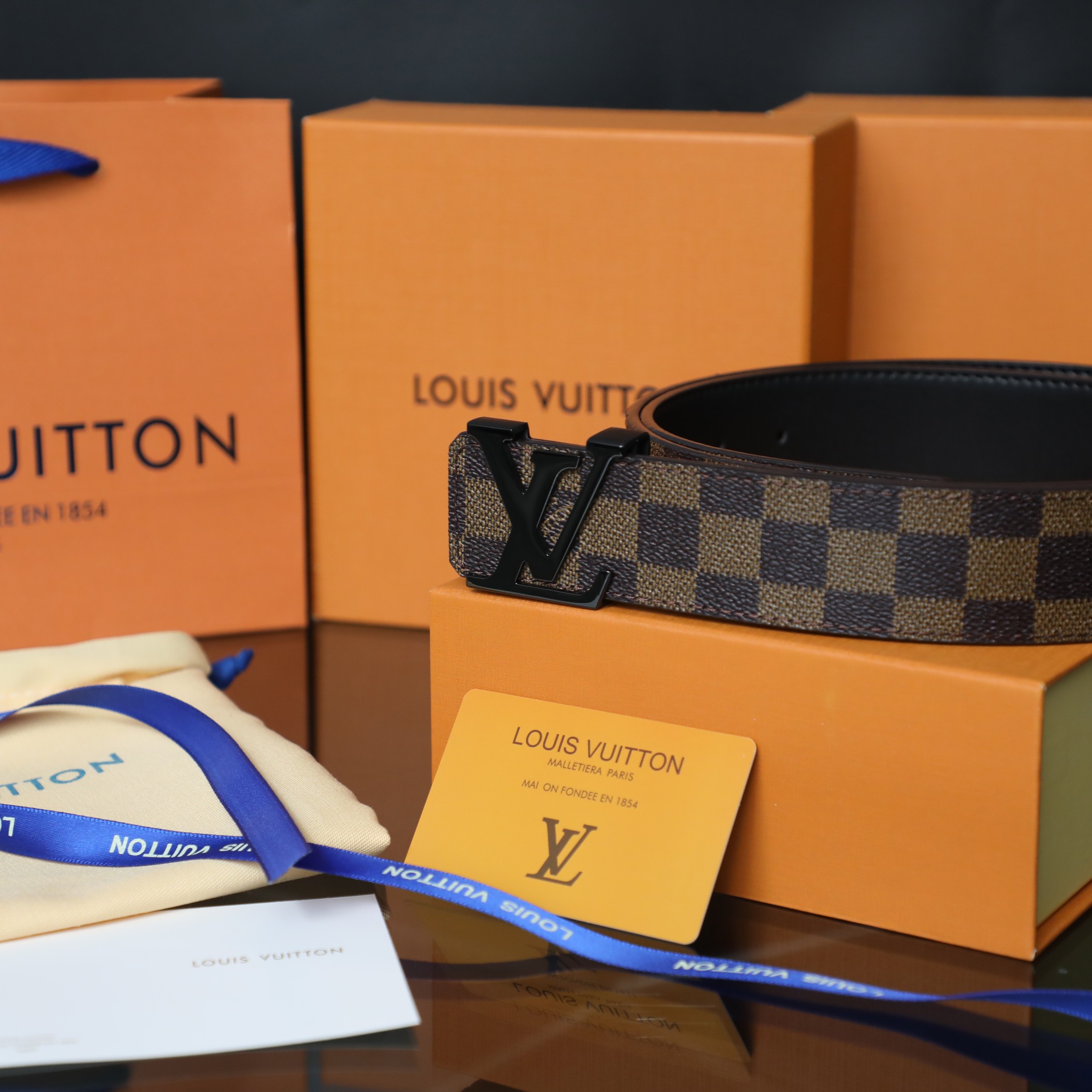 上新 205💰 <顶级版本>
Louis Vuitton/路易威登Lv2023新款皮带真皮腰带
带身：棋盘格棕色纯头层牛皮
品质：带Npc芯片可扫码
扣头：纯铜扣头  三色可选
包装：打孔器，手提袋，发票齐全
尺寸：宽3.8cm 长125cm 可以剪
专柜同等质量，送人自用首选。