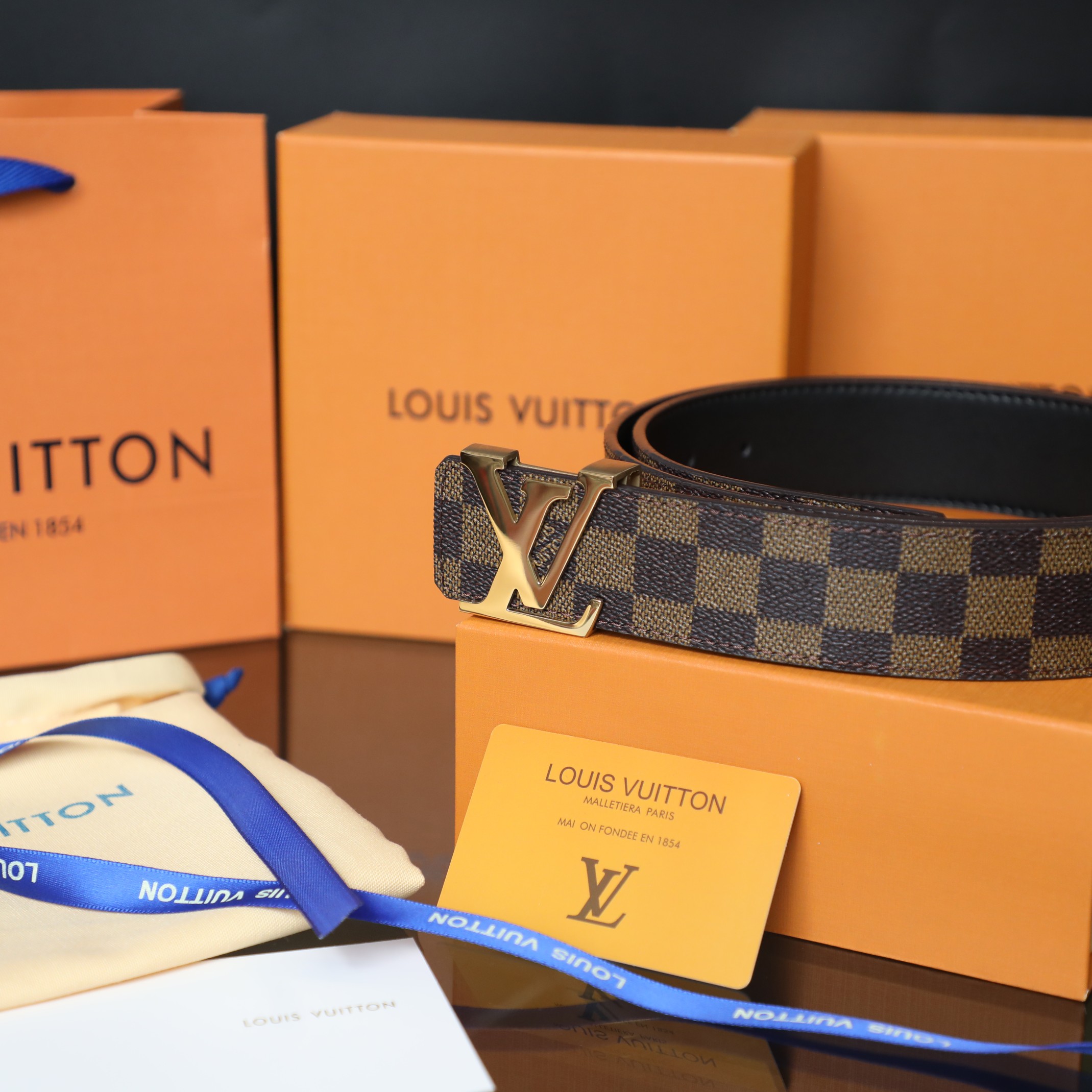 上新 205💰 <顶级版本>
Louis Vuitton/路易威登Lv2023新款皮带真皮腰带
带身：棋盘格棕色纯头层牛皮
品质：带Npc芯片可扫码
扣头：纯铜扣头  三色可选
包装：打孔器，手提袋，发票齐全
尺寸：宽3.8cm 长125cm 可以剪
专柜同等质量，送人自用首选。