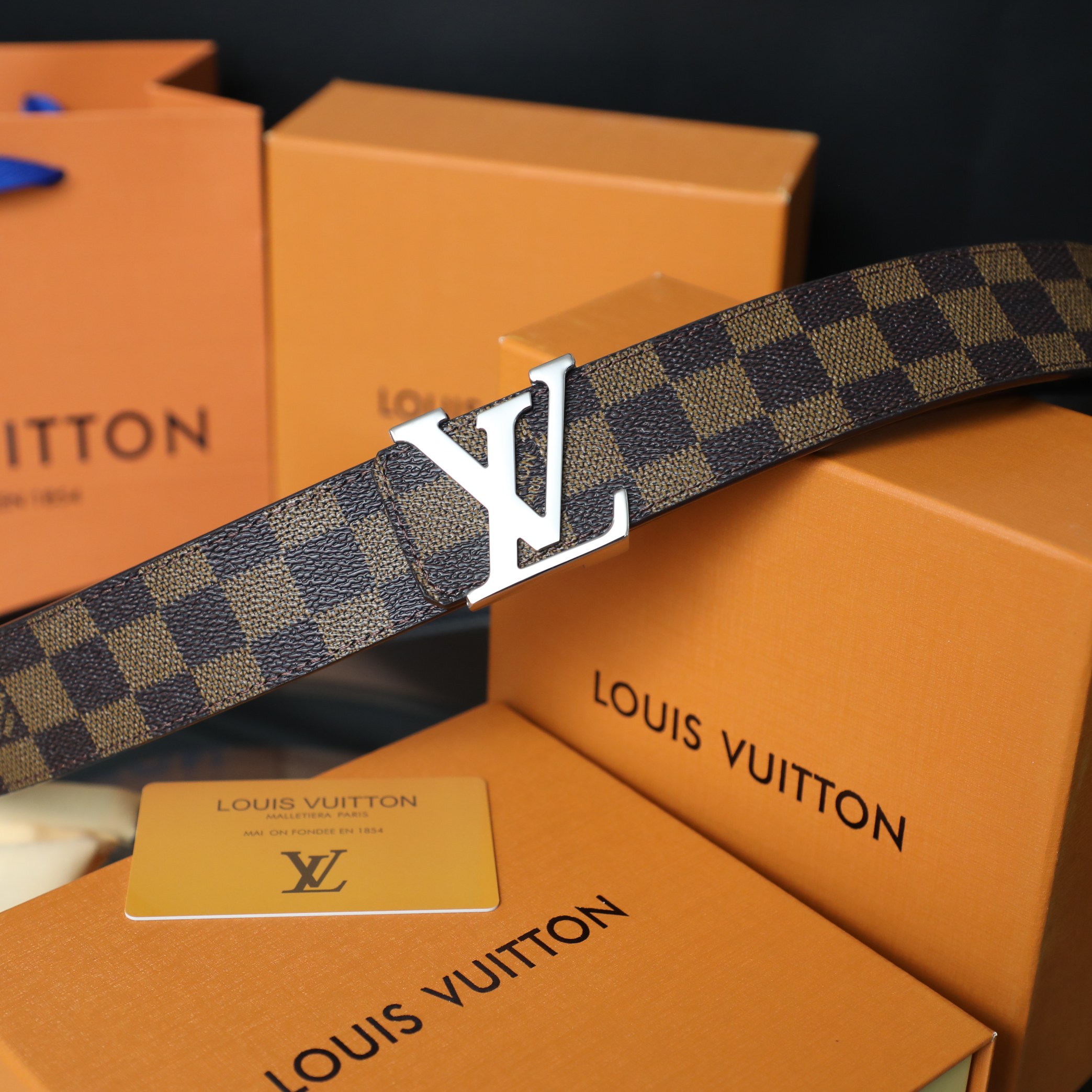 上新 205💰 <顶级版本>
Louis Vuitton/路易威登Lv2023新款皮带真皮腰带
带身：棋盘格棕色纯头层牛皮
品质：带Npc芯片可扫码
扣头：纯铜扣头  三色可选
包装：打孔器，手提袋，发票齐全
尺寸：宽3.8cm 长125cm 可以剪
专柜同等质量，送人自用首选。