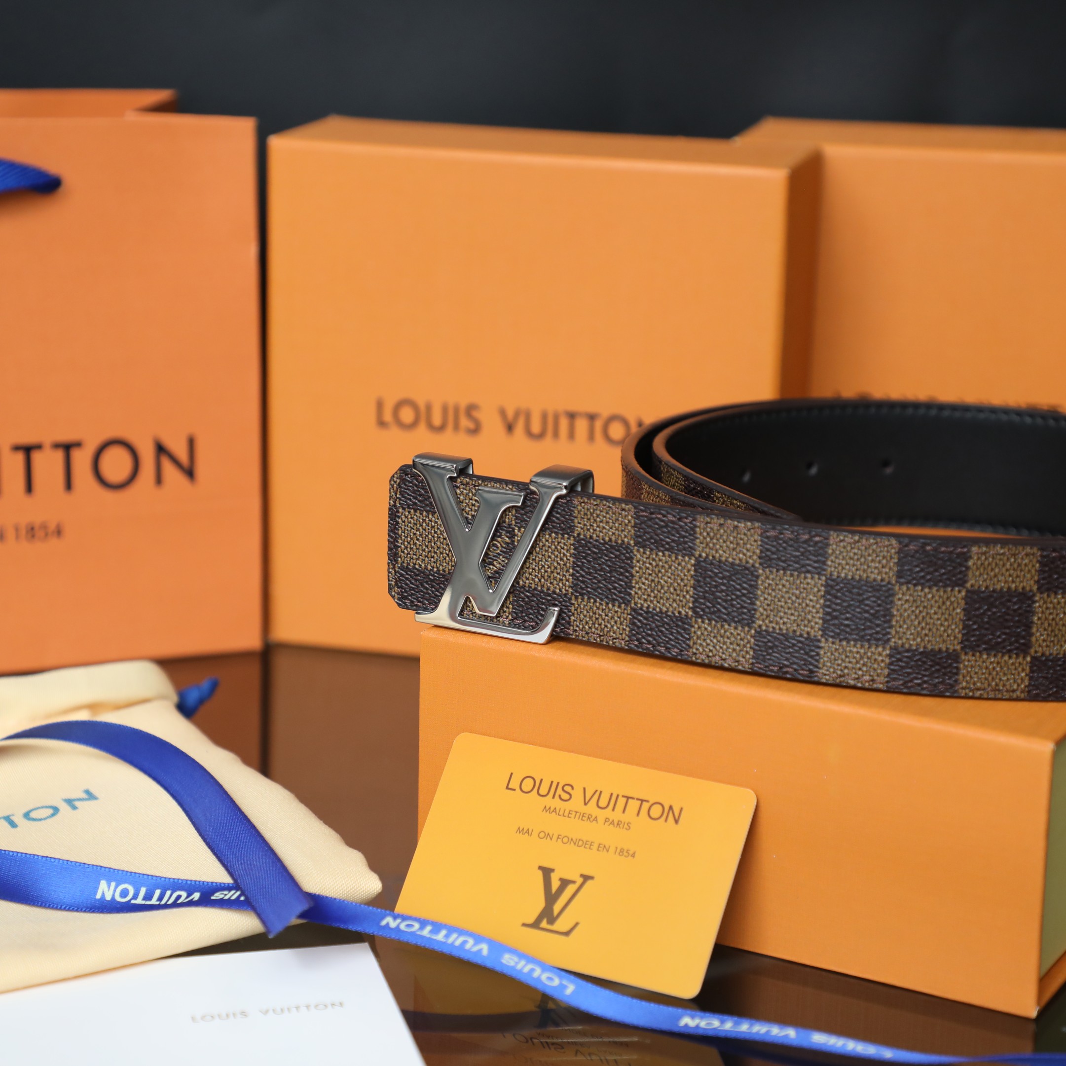 上新 205💰 <顶级版本>
Louis Vuitton/路易威登Lv2023新款皮带真皮腰带
带身：棋盘格棕色纯头层牛皮
品质：带Npc芯片可扫码
扣头：纯铜扣头  三色可选
包装：打孔器，手提袋，发票齐全
尺寸：宽3.8cm 长125cm 可以剪
专柜同等质量，送人自用首选。