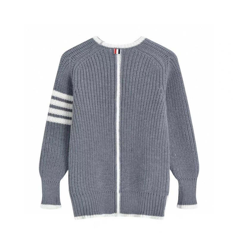  💰135。
Thom Browne/TB汤姆布朗 专柜同款经典四道杠开衫针织衫打底衫卫衣外套，男女同款。

⚠️采用棉纤混合材质毛线！既有棉的舒适透气、又能很好的保持衣型、手感超好！上身超级舒服！🔥经典四杠元素.版型超正！非常精美、经典宽松版型.任何身材都可轻驾驭.绝不挑人.袖口与下摆采用定制高端晴纶螺纹.整件衣服做工方面把控严格. 满足当下需求的同时 更在无形中体现个性  具有潮流风范✔✔✔

颜色：藏青色 灰色
尺码：M-3XL（见图9）