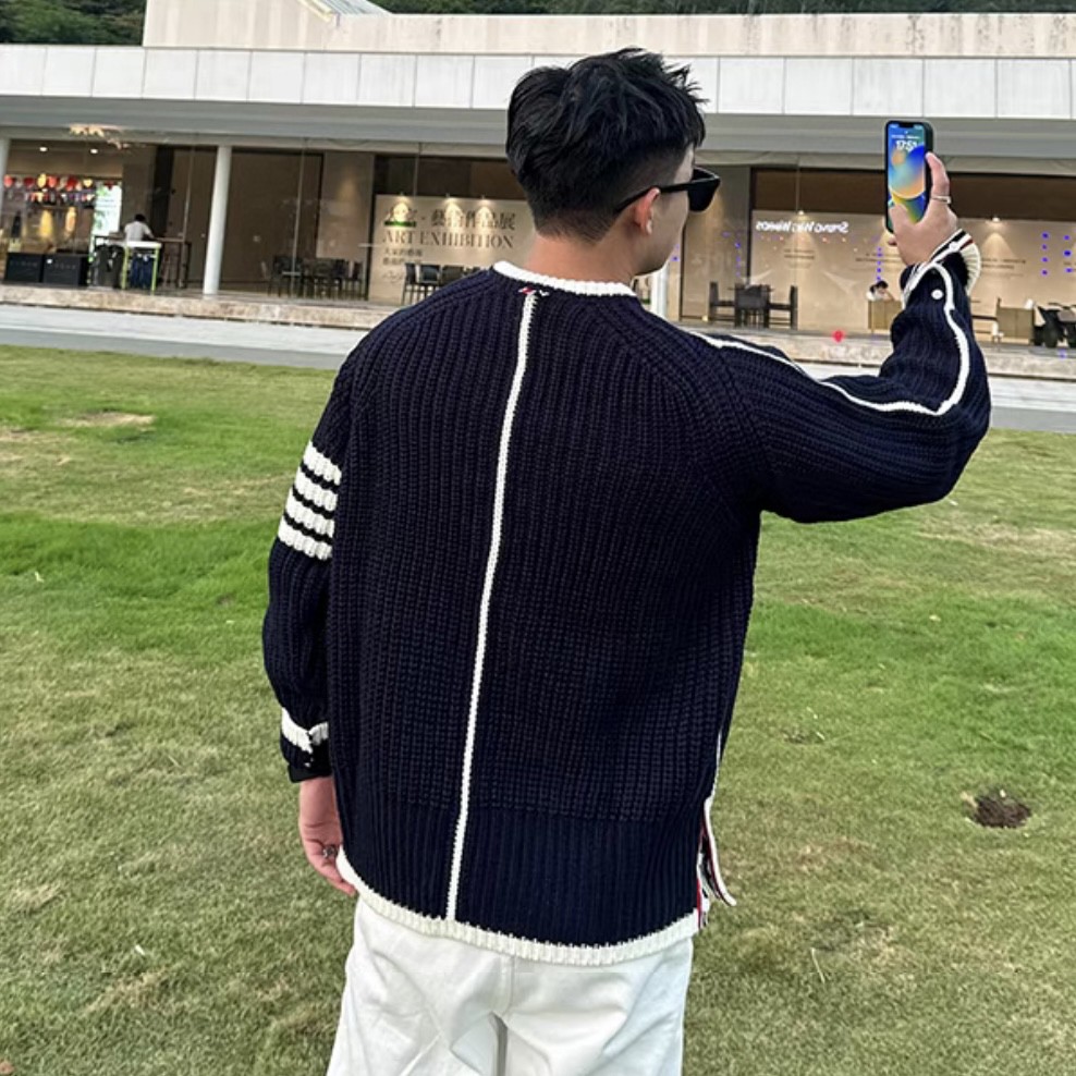  💰135。
Thom Browne/TB汤姆布朗 专柜同款经典四道杠开衫针织衫打底衫卫衣外套，男女同款。

⚠️采用棉纤混合材质毛线！既有棉的舒适透气、又能很好的保持衣型、手感超好！上身超级舒服！🔥经典四杠元素.版型超正！非常精美、经典宽松版型.任何身材都可轻驾驭.绝不挑人.袖口与下摆采用定制高端晴纶螺纹.整件衣服做工方面把控严格. 满足当下需求的同时 更在无形中体现个性  具有潮流风范✔✔✔

颜色：藏青色 灰色
尺码：M-3XL（见图9）