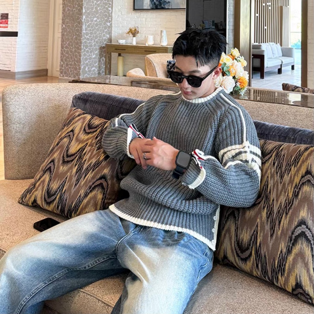  💰135。
Thom Browne/TB汤姆布朗 专柜同款经典四道杠开衫针织衫打底衫卫衣外套，男女同款。

⚠️采用棉纤混合材质毛线！既有棉的舒适透气、又能很好的保持衣型、手感超好！上身超级舒服！🔥经典四杠元素.版型超正！非常精美、经典宽松版型.任何身材都可轻驾驭.绝不挑人.袖口与下摆采用定制高端晴纶螺纹.整件衣服做工方面把控严格. 满足当下需求的同时 更在无形中体现个性  具有潮流风范✔✔✔

颜色：藏青色 灰色
尺码：M-3XL（见图9）