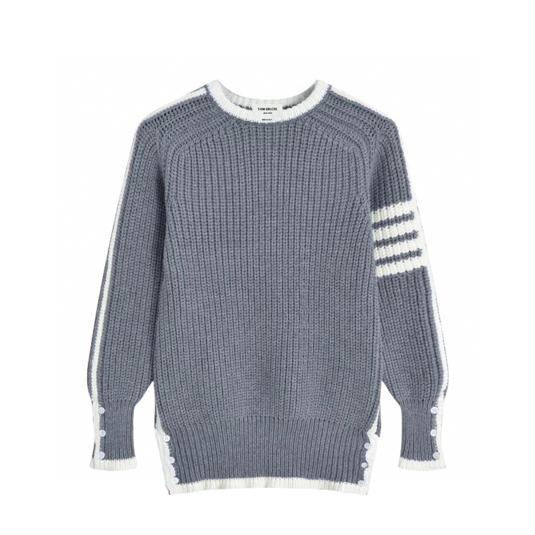  💰135。
Thom Browne/TB汤姆布朗 专柜同款经典四道杠开衫针织衫打底衫卫衣外套，男女同款。

⚠️采用棉纤混合材质毛线！既有棉的舒适透气、又能很好的保持衣型、手感超好！上身超级舒服！🔥经典四杠元素.版型超正！非常精美、经典宽松版型.任何身材都可轻驾驭.绝不挑人.袖口与下摆采用定制高端晴纶螺纹.整件衣服做工方面把控严格. 满足当下需求的同时 更在无形中体现个性  具有潮流风范✔✔✔

颜色：藏青色 灰色
尺码：M-3XL（见图9）