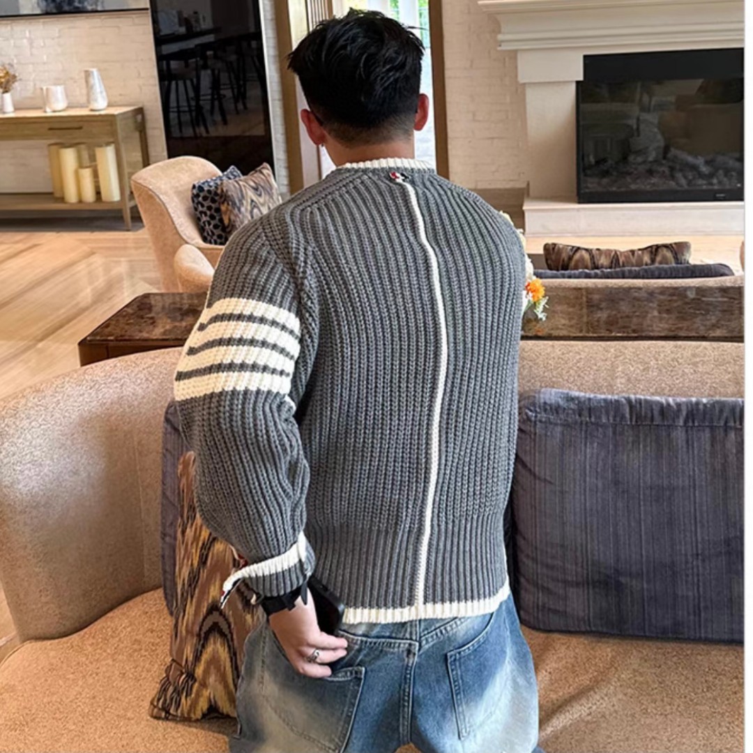  💰135。
Thom Browne/TB汤姆布朗 专柜同款经典四道杠开衫针织衫打底衫卫衣外套，男女同款。

⚠️采用棉纤混合材质毛线！既有棉的舒适透气、又能很好的保持衣型、手感超好！上身超级舒服！🔥经典四杠元素.版型超正！非常精美、经典宽松版型.任何身材都可轻驾驭.绝不挑人.袖口与下摆采用定制高端晴纶螺纹.整件衣服做工方面把控严格. 满足当下需求的同时 更在无形中体现个性  具有潮流风范✔✔✔

颜色：藏青色 灰色
尺码：M-3XL（见图9）