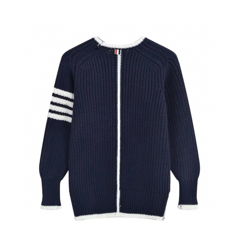  💰135。
Thom Browne/TB汤姆布朗 专柜同款经典四道杠开衫针织衫打底衫卫衣外套，男女同款。

⚠️采用棉纤混合材质毛线！既有棉的舒适透气、又能很好的保持衣型、手感超好！上身超级舒服！🔥经典四杠元素.版型超正！非常精美、经典宽松版型.任何身材都可轻驾驭.绝不挑人.袖口与下摆采用定制高端晴纶螺纹.整件衣服做工方面把控严格. 满足当下需求的同时 更在无形中体现个性  具有潮流风范✔✔✔

颜色：藏青色 灰色
尺码：M-3XL（见图9）