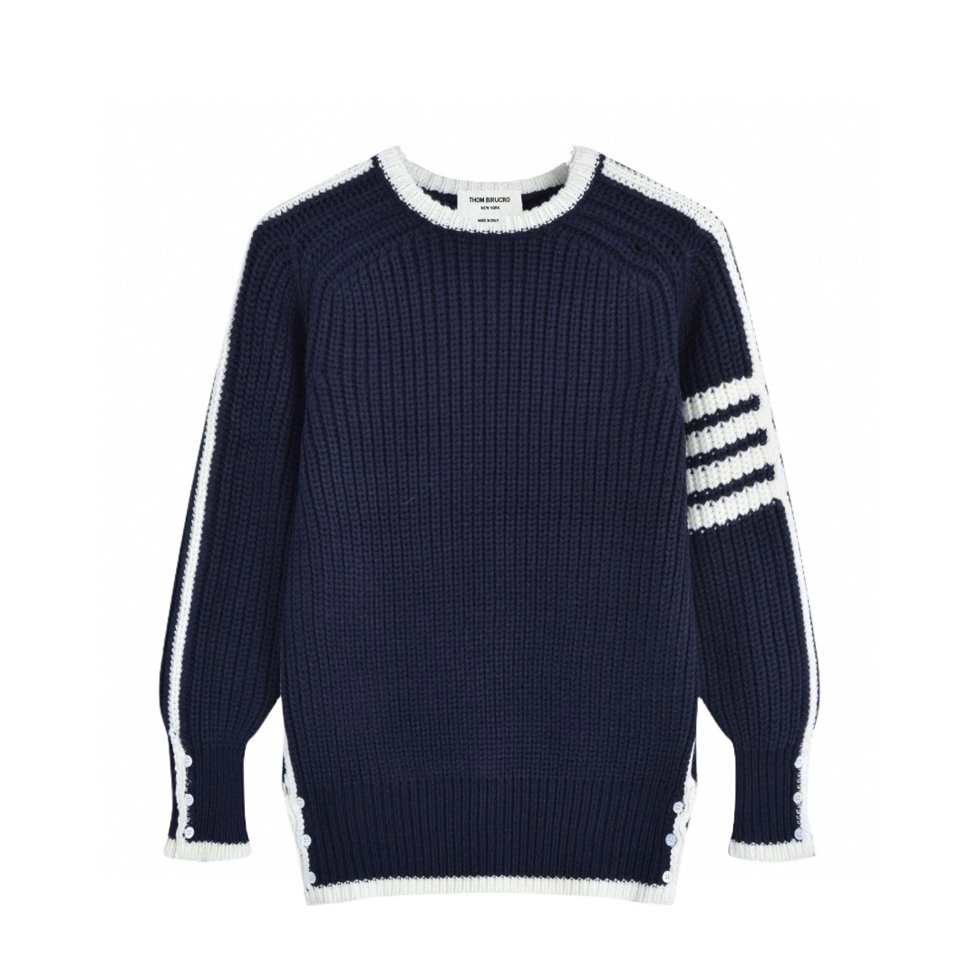  💰135。
Thom Browne/TB汤姆布朗 专柜同款经典四道杠开衫针织衫打底衫卫衣外套，男女同款。

⚠️采用棉纤混合材质毛线！既有棉的舒适透气、又能很好的保持衣型、手感超好！上身超级舒服！🔥经典四杠元素.版型超正！非常精美、经典宽松版型.任何身材都可轻驾驭.绝不挑人.袖口与下摆采用定制高端晴纶螺纹.整件衣服做工方面把控严格. 满足当下需求的同时 更在无形中体现个性  具有潮流风范✔✔✔

颜色：藏青色 灰色
尺码：M-3XL（见图9）