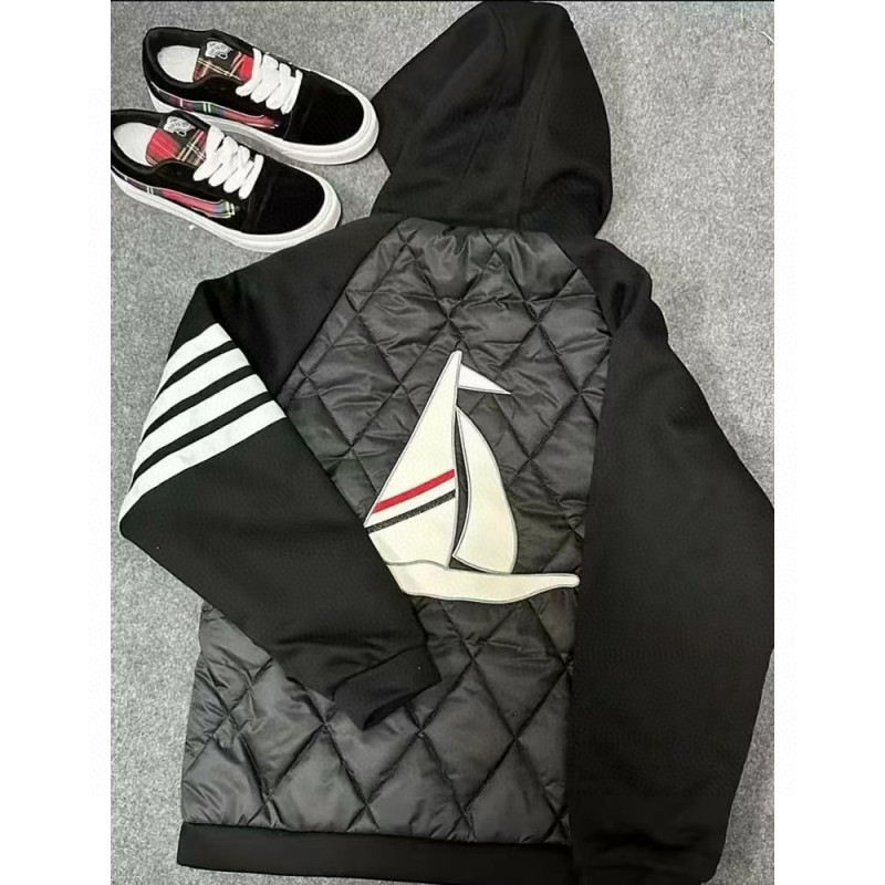 上新💰155。
Thom Browne/TB汤姆布朗 冬季美式帆船四道杠连帽羽绒棉服面包服棉衣外套，男女同款。

⚠️整件衣服采用拼接设计，发配棱形纹理，手臂处经典四道杠设计，衣服前后帆船双面贴布工艺，质感无敌。

⚠️ins/抖音/小红书 各大网红上身款，简直不要太好看了，美式宽松版型，上身搭配个性慵懒效果，潮人冬季必备外套，男生女生都可以穿。

颜色:黑色
尺码:M-3XL（见图9）