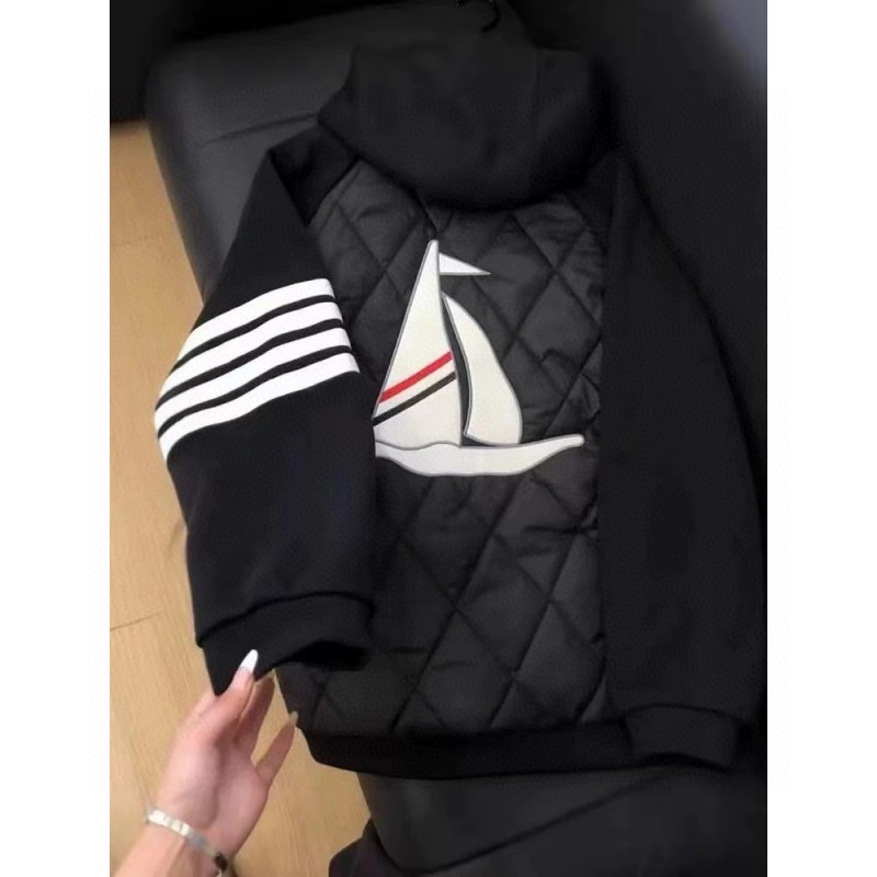 上新💰155。
Thom Browne/TB汤姆布朗 冬季美式帆船四道杠连帽羽绒棉服面包服棉衣外套，男女同款。

⚠️整件衣服采用拼接设计，发配棱形纹理，手臂处经典四道杠设计，衣服前后帆船双面贴布工艺，质感无敌。

⚠️ins/抖音/小红书 各大网红上身款，简直不要太好看了，美式宽松版型，上身搭配个性慵懒效果，潮人冬季必备外套，男生女生都可以穿。

颜色:黑色
尺码:M-3XL（见图9）