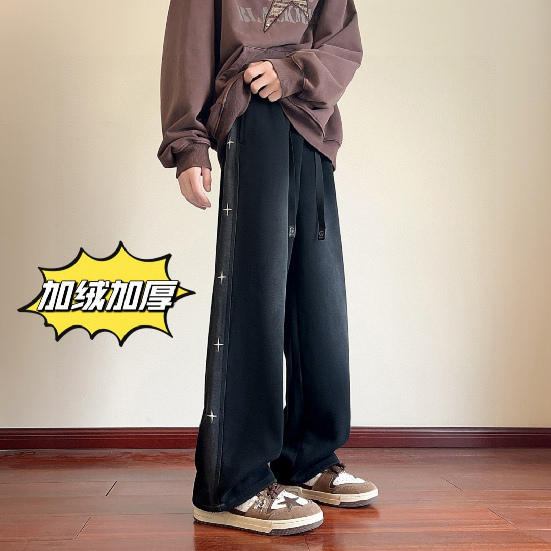  💰125
Chrome Hearts/克罗心 冬季海外版【加绒加厚】美式高街侧边十字架串标刺绣抽绳束脚卫裤休闲裤长裤，男女同款。

裤型两侧十字架刺绣串标设计，搭配个性渐变水洗工艺，简约又不简单，裤脚采用抽绳设计，可以直筒束脚两种穿法自由切换，内里加绒加厚附绒设计，保暖性强。

中性宽松百搭版型，不挑人不挑身材，男生女生都可以穿，也可搭配情侣，冬季潮人必备神裤。

颜色：黑色
尺码：M-3XL（见图9）