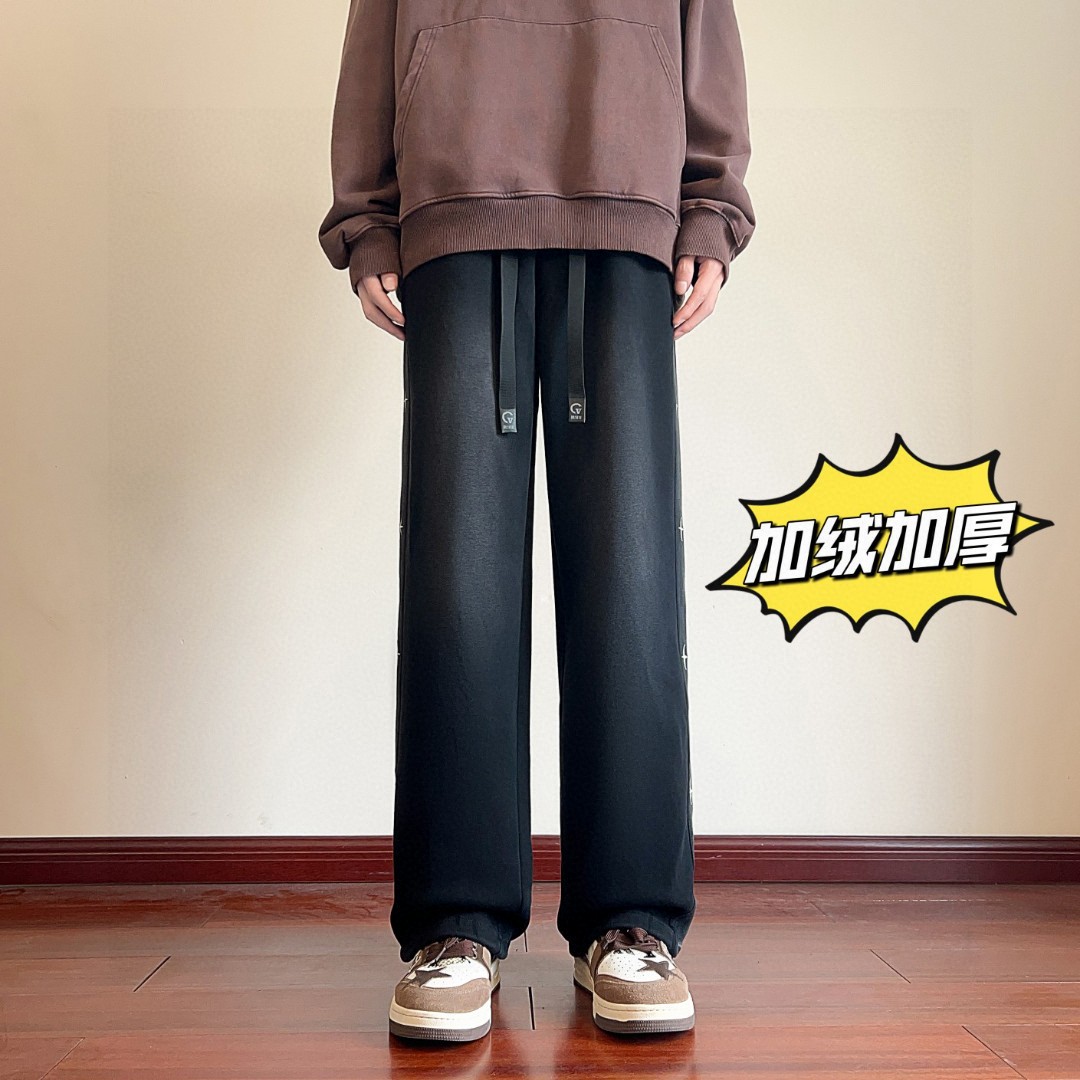  💰125
Chrome Hearts/克罗心 冬季海外版【加绒加厚】美式高街侧边十字架串标刺绣抽绳束脚卫裤休闲裤长裤，男女同款。

裤型两侧十字架刺绣串标设计，搭配个性渐变水洗工艺，简约又不简单，裤脚采用抽绳设计，可以直筒束脚两种穿法自由切换，内里加绒加厚附绒设计，保暖性强。

中性宽松百搭版型，不挑人不挑身材，男生女生都可以穿，也可搭配情侣，冬季潮人必备神裤。

颜色：黑色
尺码：M-3XL（见图9）