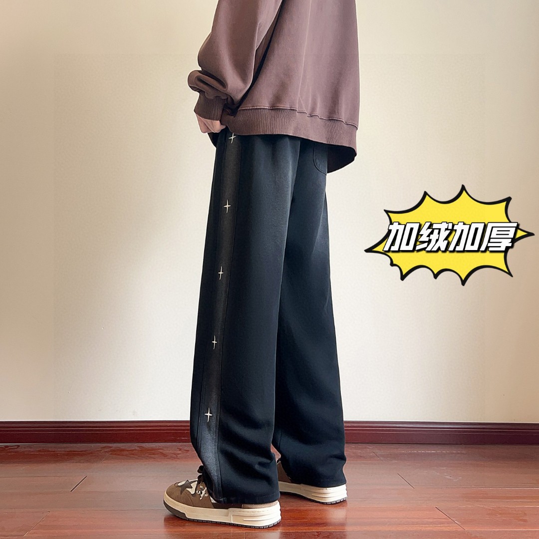  💰125
Chrome Hearts/克罗心 冬季海外版【加绒加厚】美式高街侧边十字架串标刺绣抽绳束脚卫裤休闲裤长裤，男女同款。

裤型两侧十字架刺绣串标设计，搭配个性渐变水洗工艺，简约又不简单，裤脚采用抽绳设计，可以直筒束脚两种穿法自由切换，内里加绒加厚附绒设计，保暖性强。

中性宽松百搭版型，不挑人不挑身材，男生女生都可以穿，也可搭配情侣，冬季潮人必备神裤。

颜色：黑色
尺码：M-3XL（见图9）