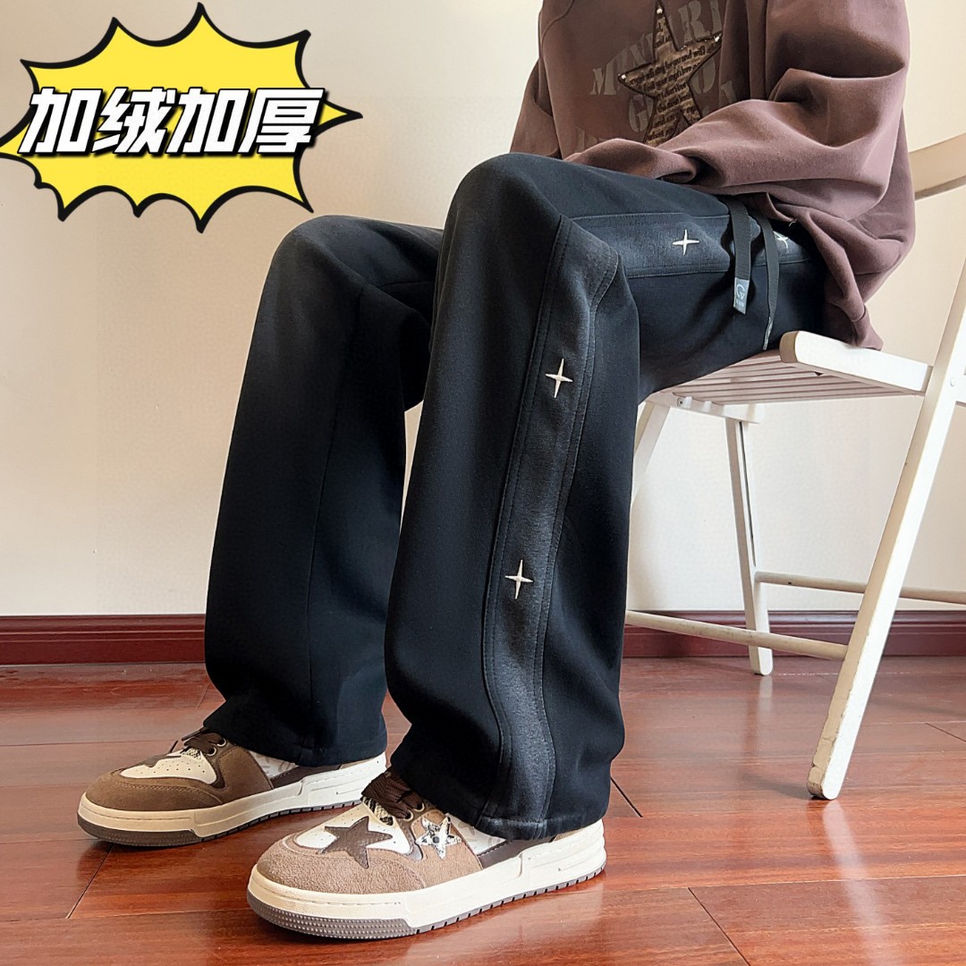  💰125
Chrome Hearts/克罗心 冬季海外版【加绒加厚】美式高街侧边十字架串标刺绣抽绳束脚卫裤休闲裤长裤，男女同款。

裤型两侧十字架刺绣串标设计，搭配个性渐变水洗工艺，简约又不简单，裤脚采用抽绳设计，可以直筒束脚两种穿法自由切换，内里加绒加厚附绒设计，保暖性强。

中性宽松百搭版型，不挑人不挑身材，男生女生都可以穿，也可搭配情侣，冬季潮人必备神裤。

颜色：黑色
尺码：M-3XL（见图9）