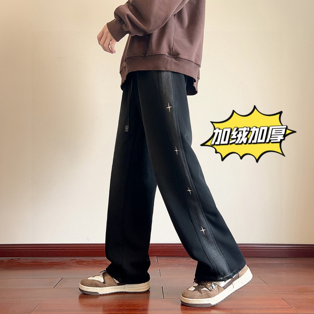  💰125
Chrome Hearts/克罗心 冬季海外版【加绒加厚】美式高街侧边十字架串标刺绣抽绳束脚卫裤休闲裤长裤，男女同款。

裤型两侧十字架刺绣串标设计，搭配个性渐变水洗工艺，简约又不简单，裤脚采用抽绳设计，可以直筒束脚两种穿法自由切换，内里加绒加厚附绒设计，保暖性强。

中性宽松百搭版型，不挑人不挑身材，男生女生都可以穿，也可搭配情侣，冬季潮人必备神裤。

颜色：黑色
尺码：M-3XL（见图9）