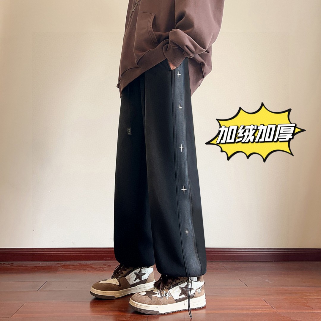  💰125
Chrome Hearts/克罗心 冬季海外版【加绒加厚】美式高街侧边十字架串标刺绣抽绳束脚卫裤休闲裤长裤，男女同款。

裤型两侧十字架刺绣串标设计，搭配个性渐变水洗工艺，简约又不简单，裤脚采用抽绳设计，可以直筒束脚两种穿法自由切换，内里加绒加厚附绒设计，保暖性强。

中性宽松百搭版型，不挑人不挑身材，男生女生都可以穿，也可搭配情侣，冬季潮人必备神裤。

颜色：黑色
尺码：M-3XL（见图9）