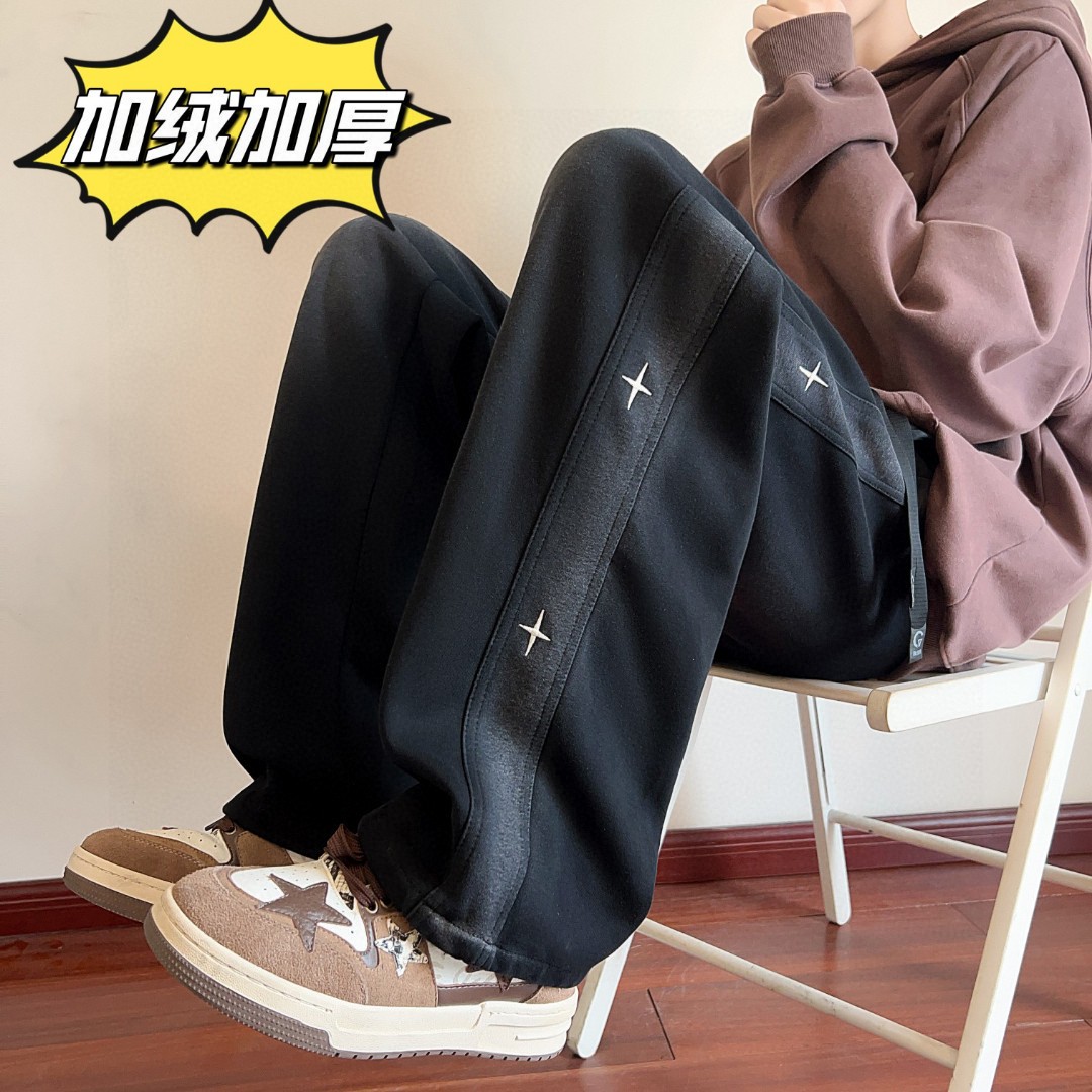  💰125
Chrome Hearts/克罗心 冬季海外版【加绒加厚】美式高街侧边十字架串标刺绣抽绳束脚卫裤休闲裤长裤，男女同款。

裤型两侧十字架刺绣串标设计，搭配个性渐变水洗工艺，简约又不简单，裤脚采用抽绳设计，可以直筒束脚两种穿法自由切换，内里加绒加厚附绒设计，保暖性强。

中性宽松百搭版型，不挑人不挑身材，男生女生都可以穿，也可搭配情侣，冬季潮人必备神裤。

颜色：黑色
尺码：M-3XL（见图9）