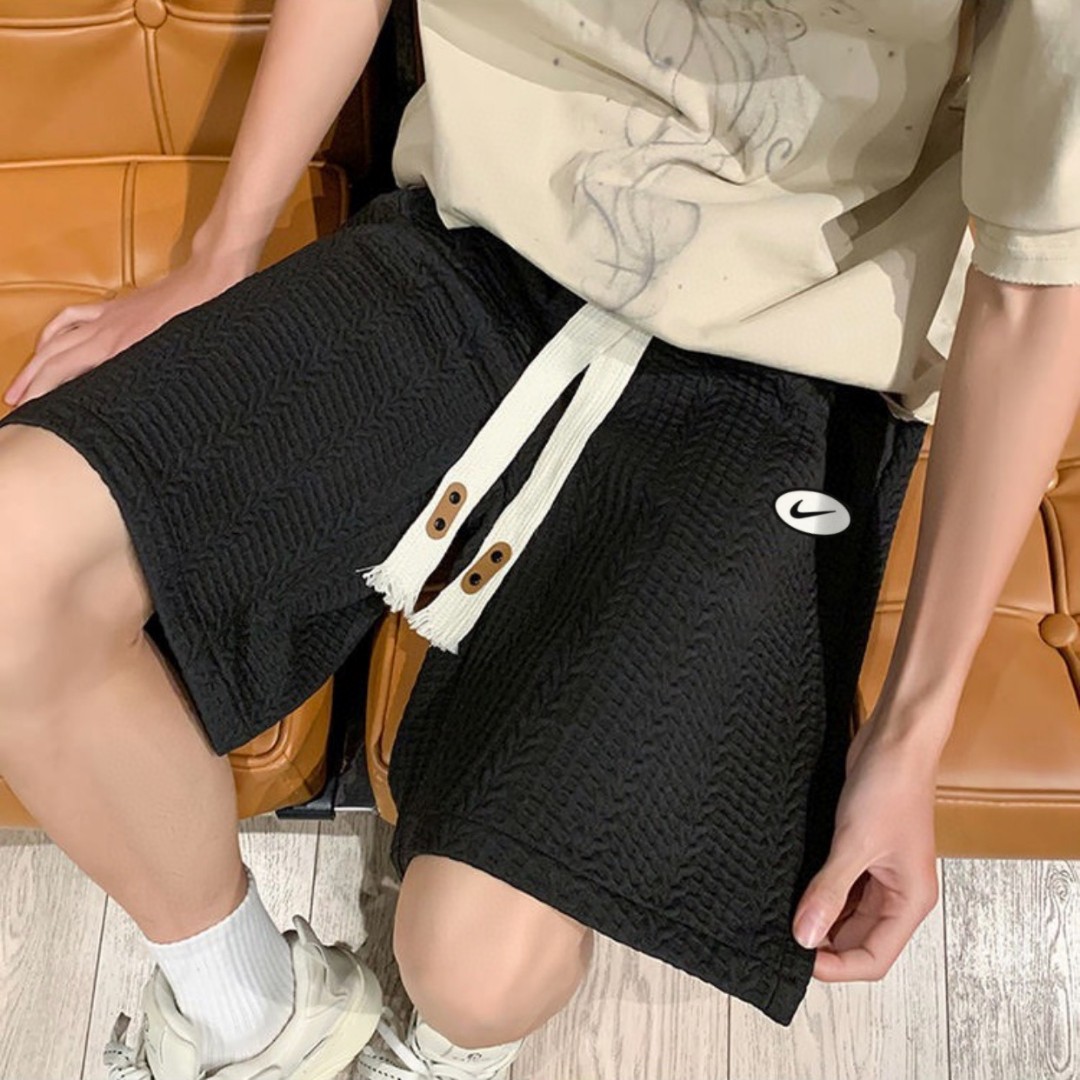 ❇️ 上新💰140
NIKE/耐克 夏季新款个性提花纹理百搭舒适运动短裤五分裤，男女同款。

⚠️面料采用个性提花工艺，层次感十足，插兜处耐克立体单勾贴标，简约又不简单❤️
⚠️ins/抖音/小红书 爆款单品，超级百搭，不挑人不挑身材，男生女生都可以穿，搭配情侣装效果真是绝了👍🏻

颜色：黑色 白色
尺码：M-3XL（见图9）